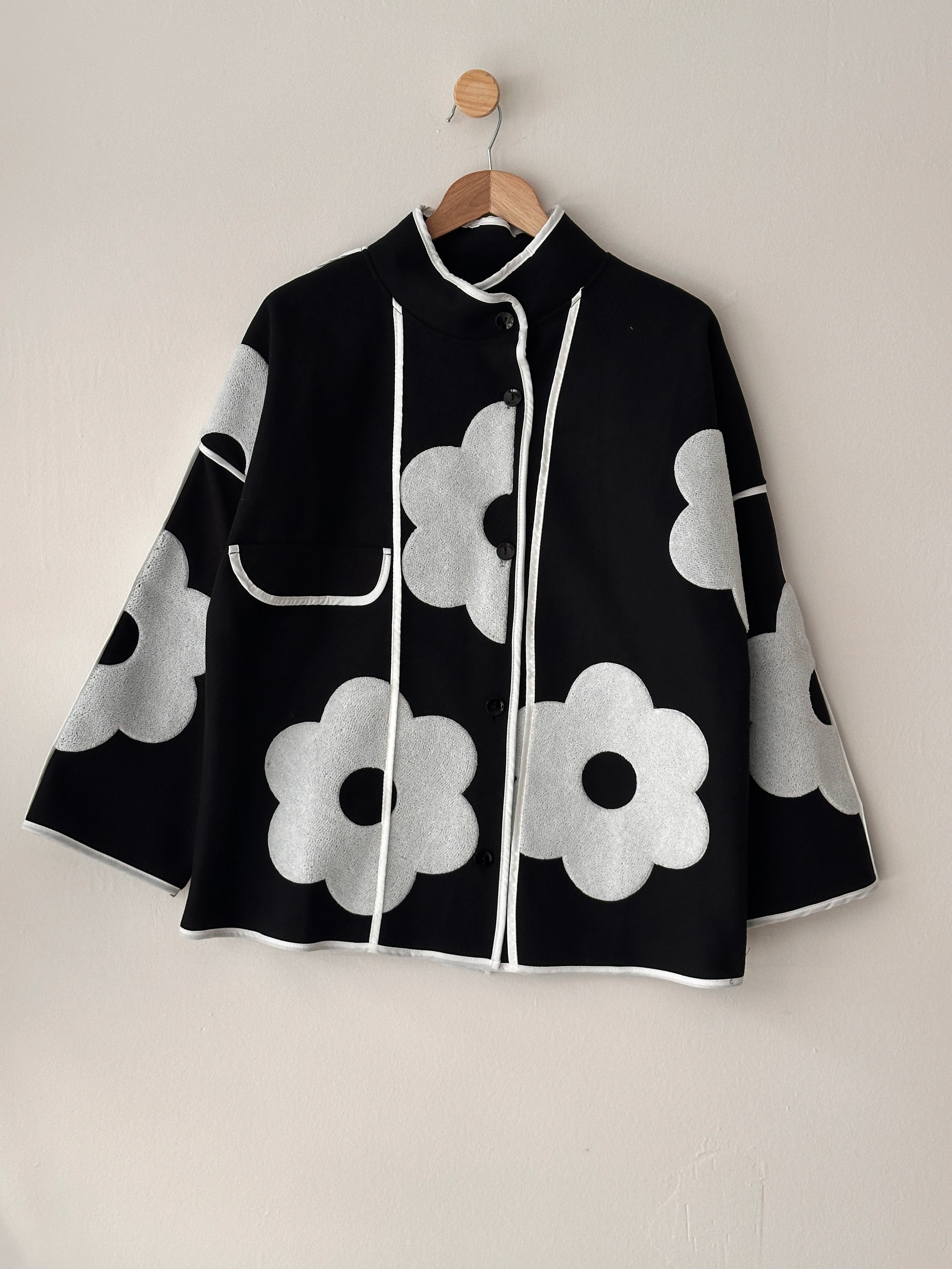 Papatya Desenli Kaşe Ceket - Siyah