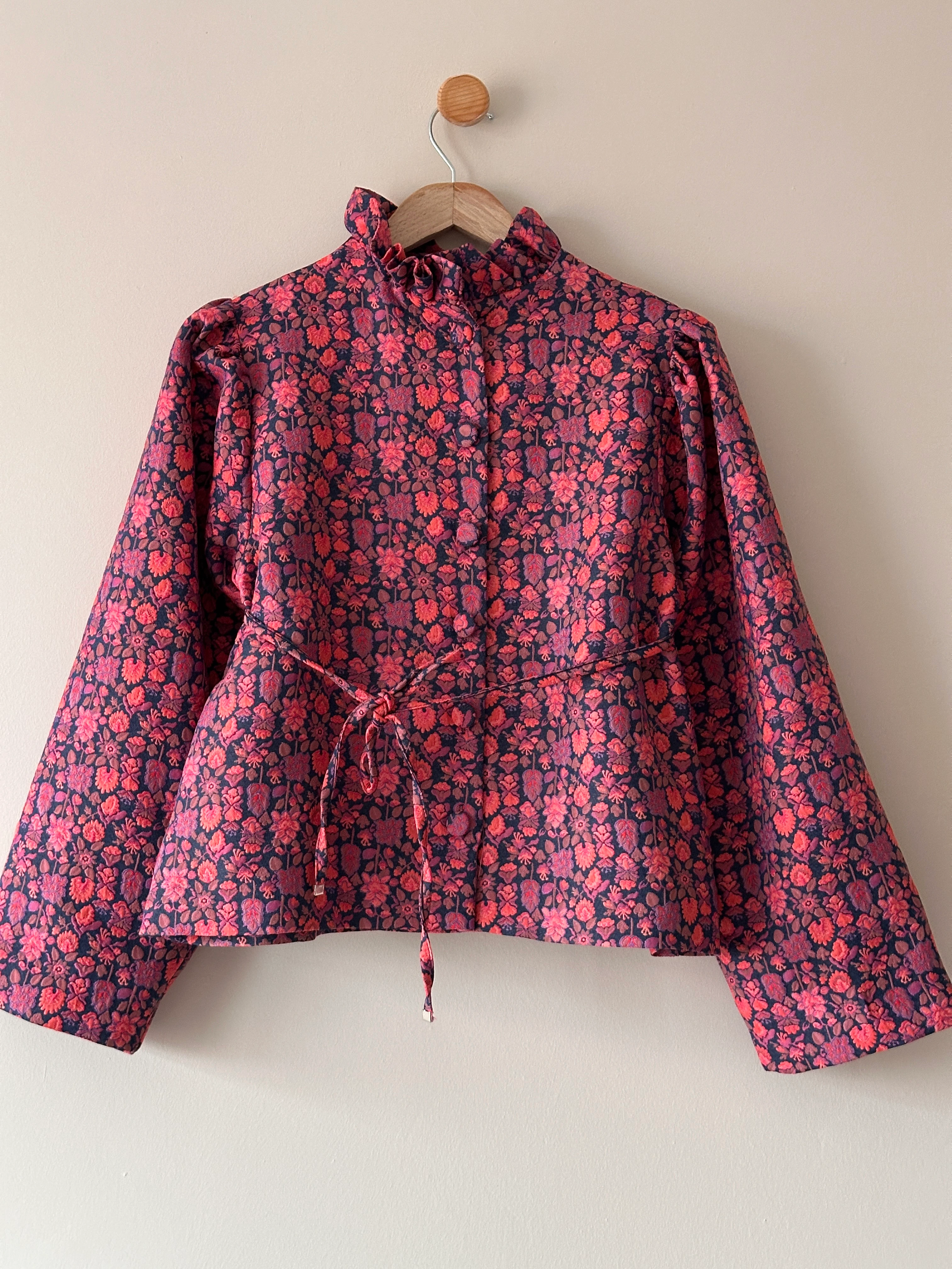 Fırfır Yakalı Çiçek Desenli Jakarlı Ceket