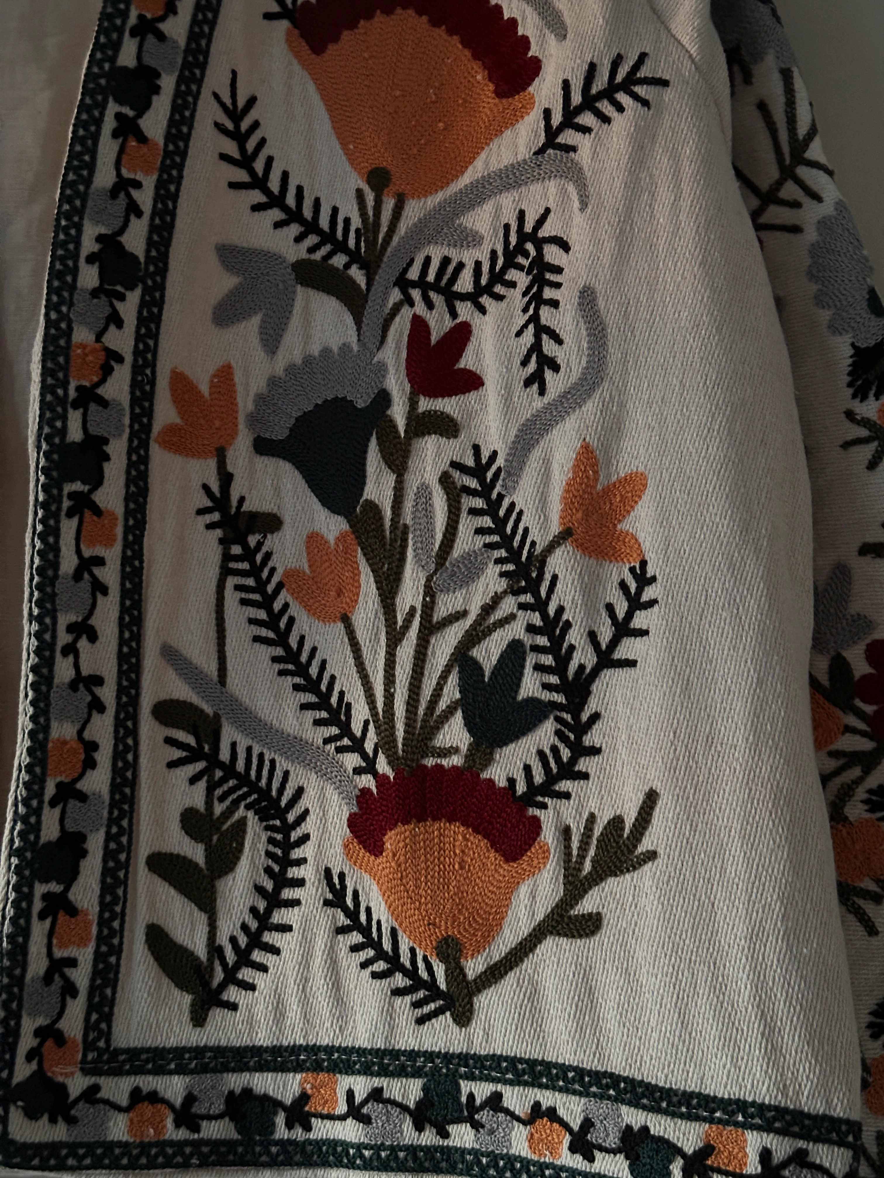 Karışık Çiçek Desenli Nakışlı Ceket