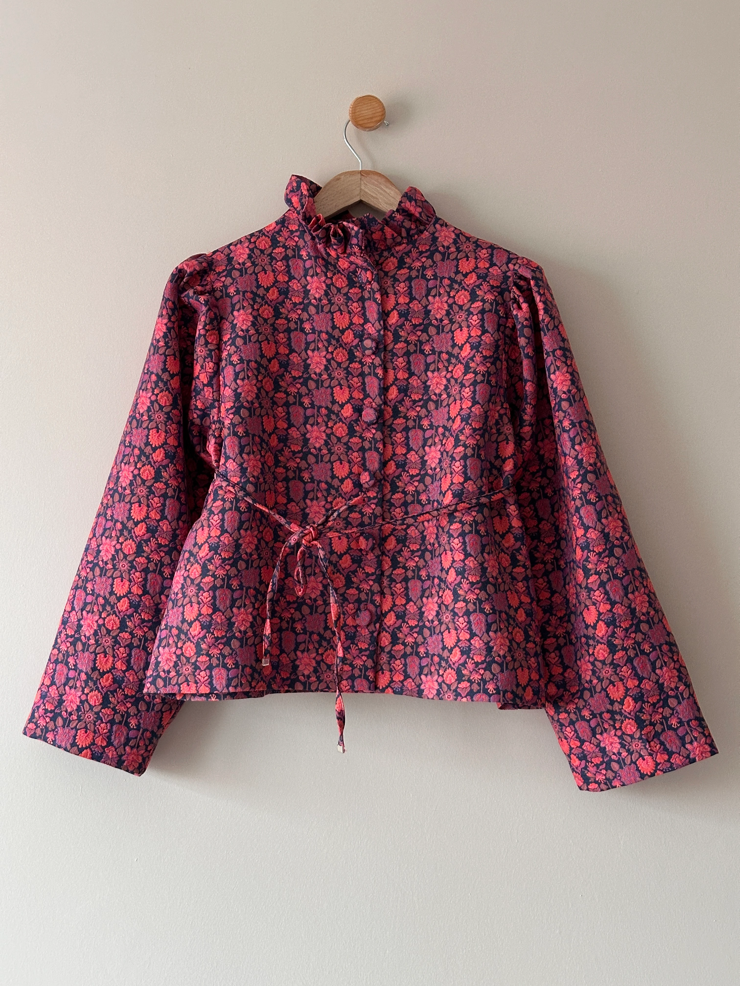 Fırfır Yakalı Çiçek Desenli Jakarlı Ceket - Pembe