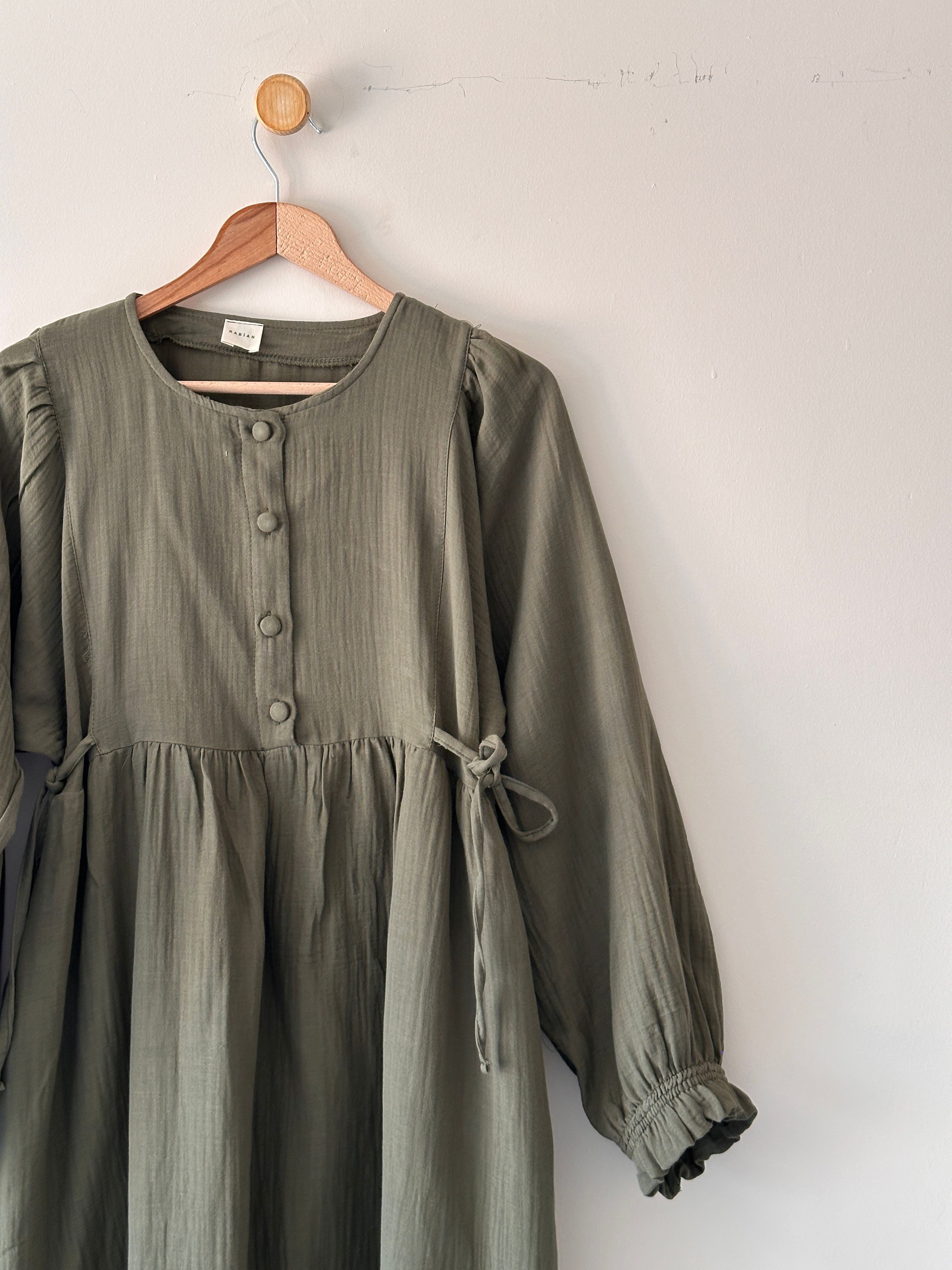 Belden Bağlamalı Müslin Oversize Elbise – Hafif ve Rahat Şıklık - Haki
