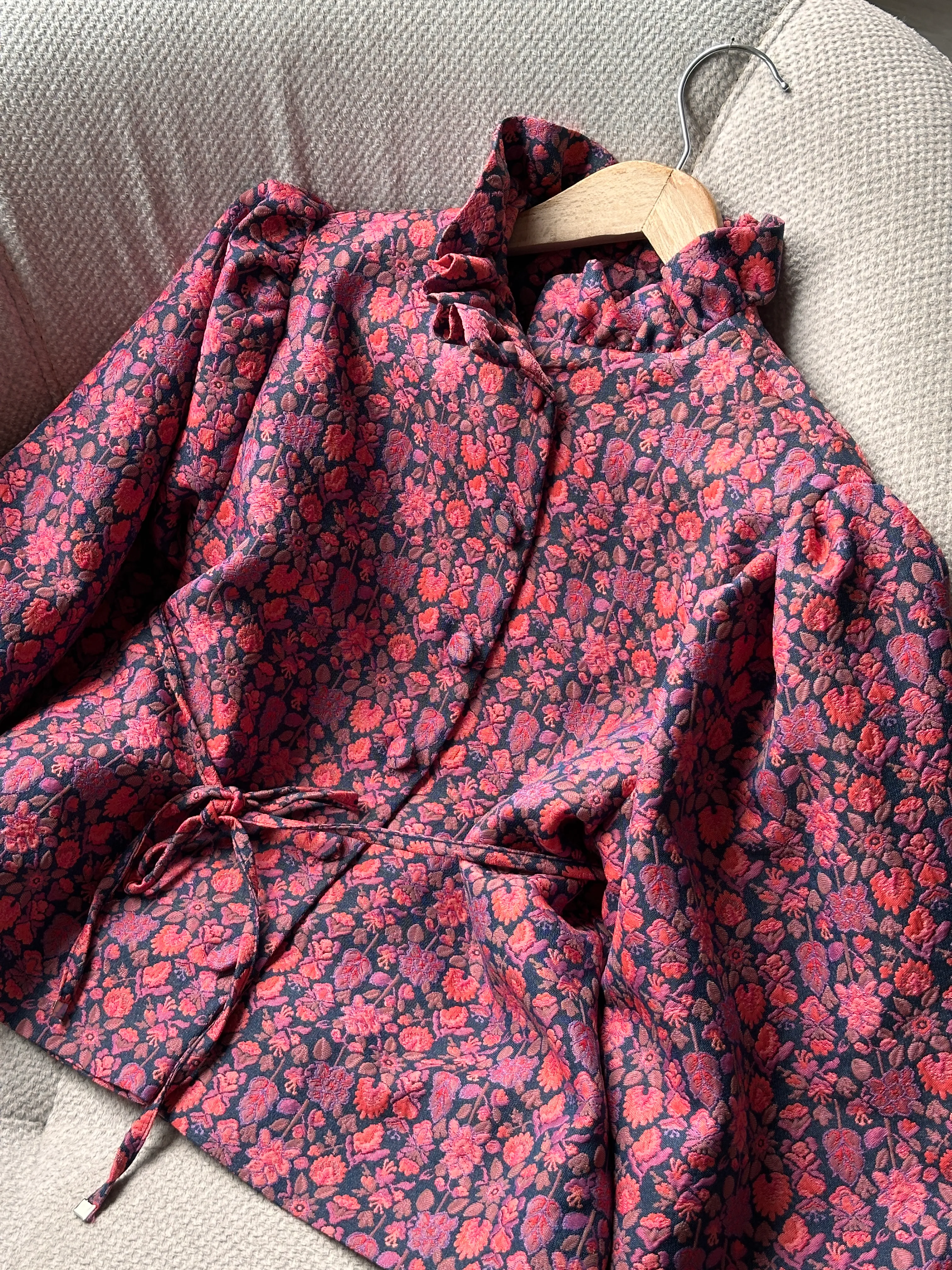 Fırfır Yakalı Çiçek Desenli Jakarlı Ceket