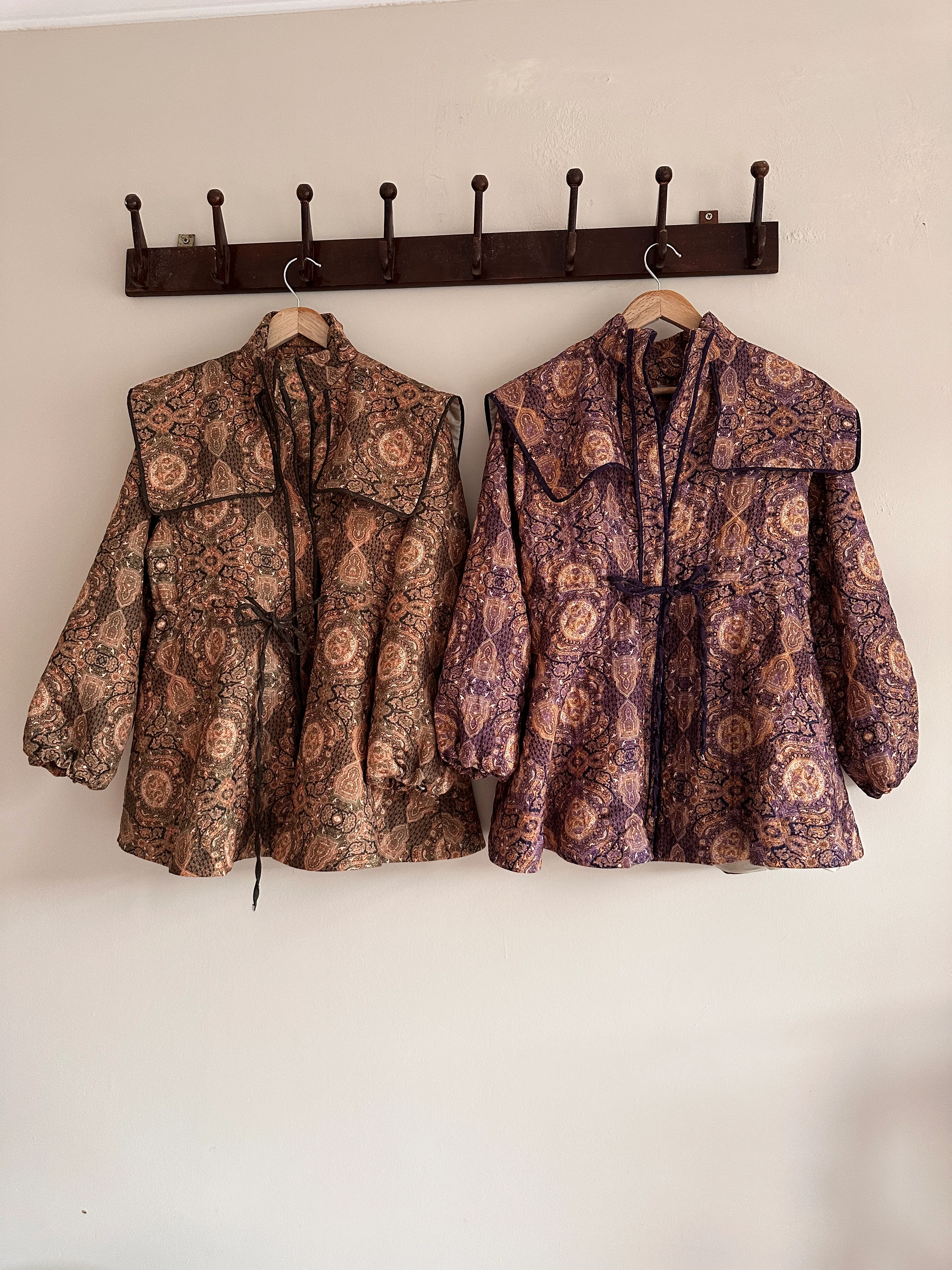 Pelerin Detaylı Beli Büzgülü Kapitone Ceket