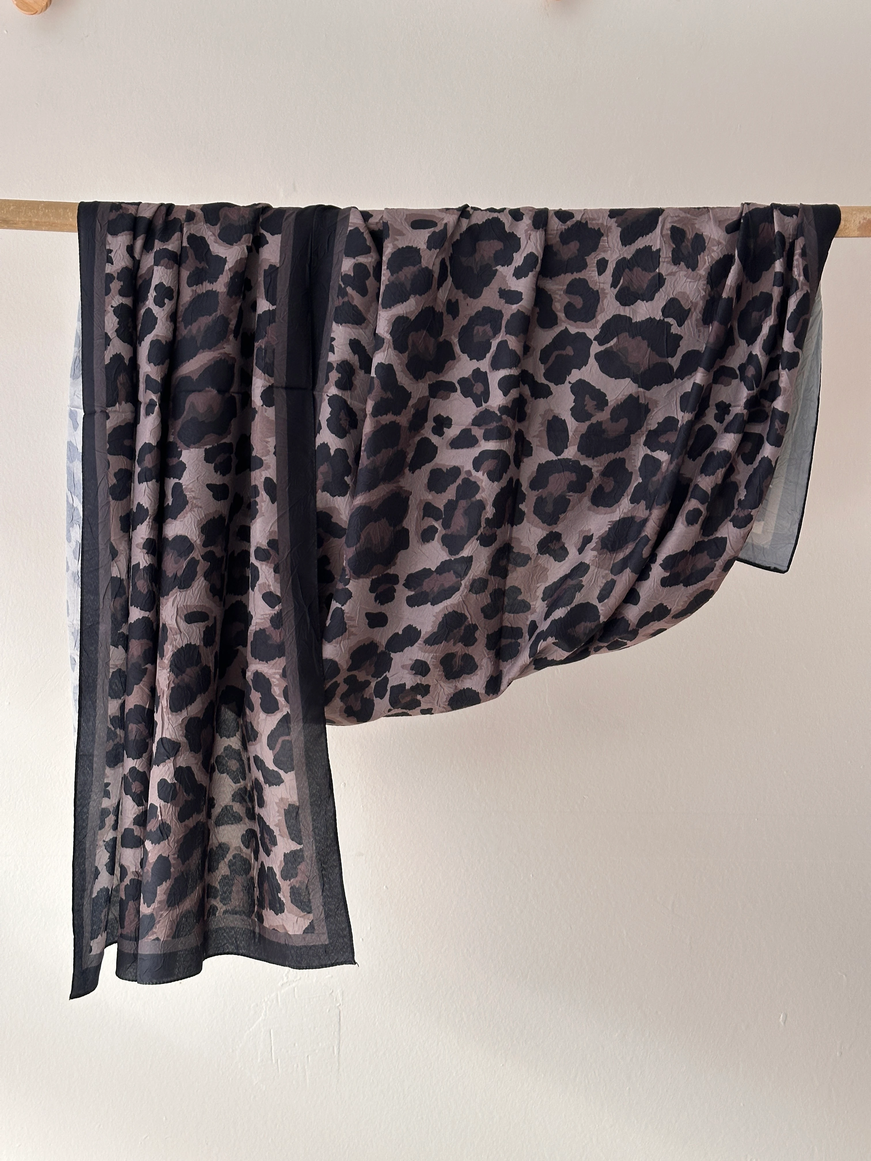 Leopar Desenli Bambu Kraş Şal - Siyah