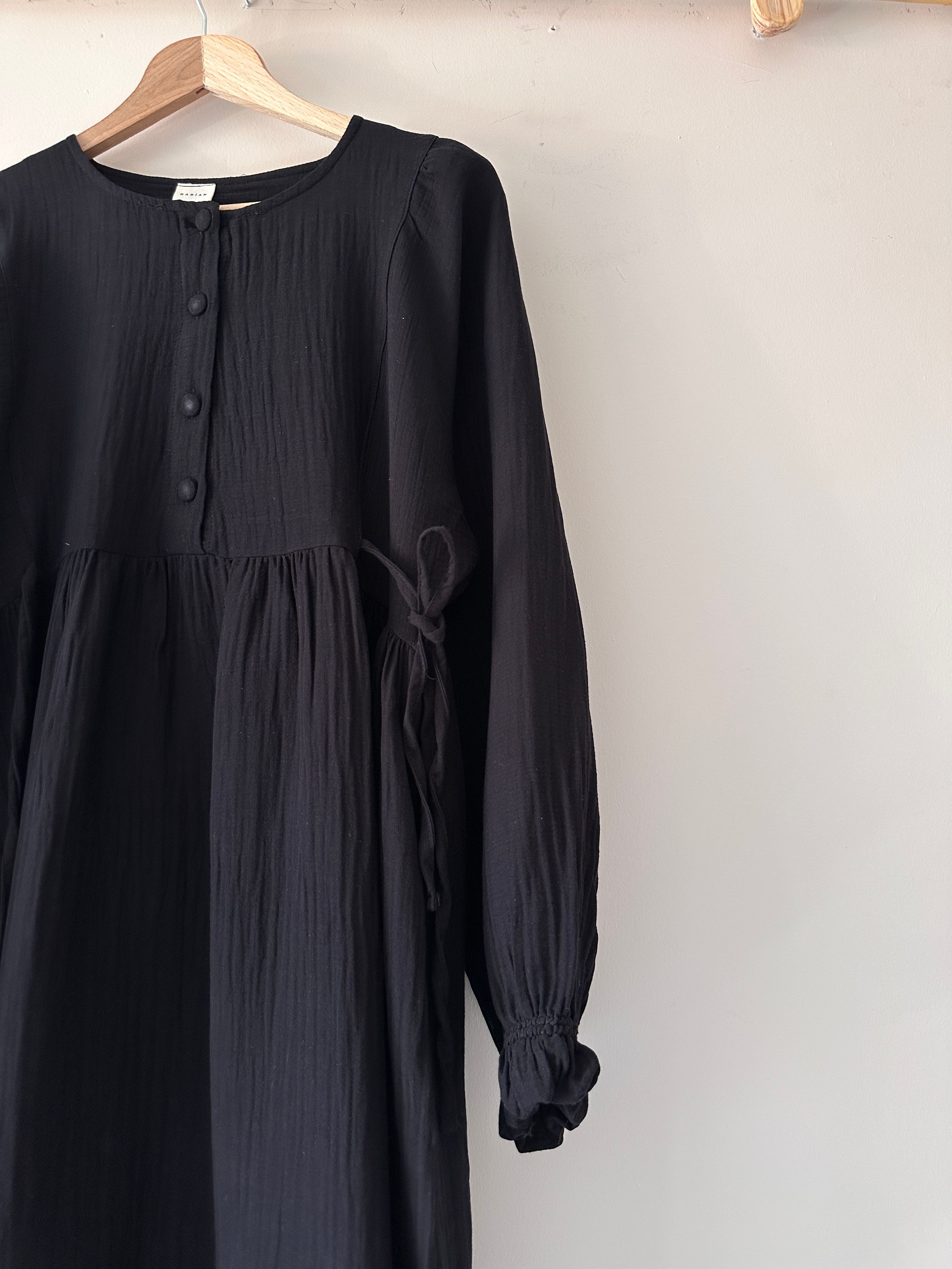 Belden Bağlamalı Müslin Oversize Elbise – Hafif ve Rahat Şıklık