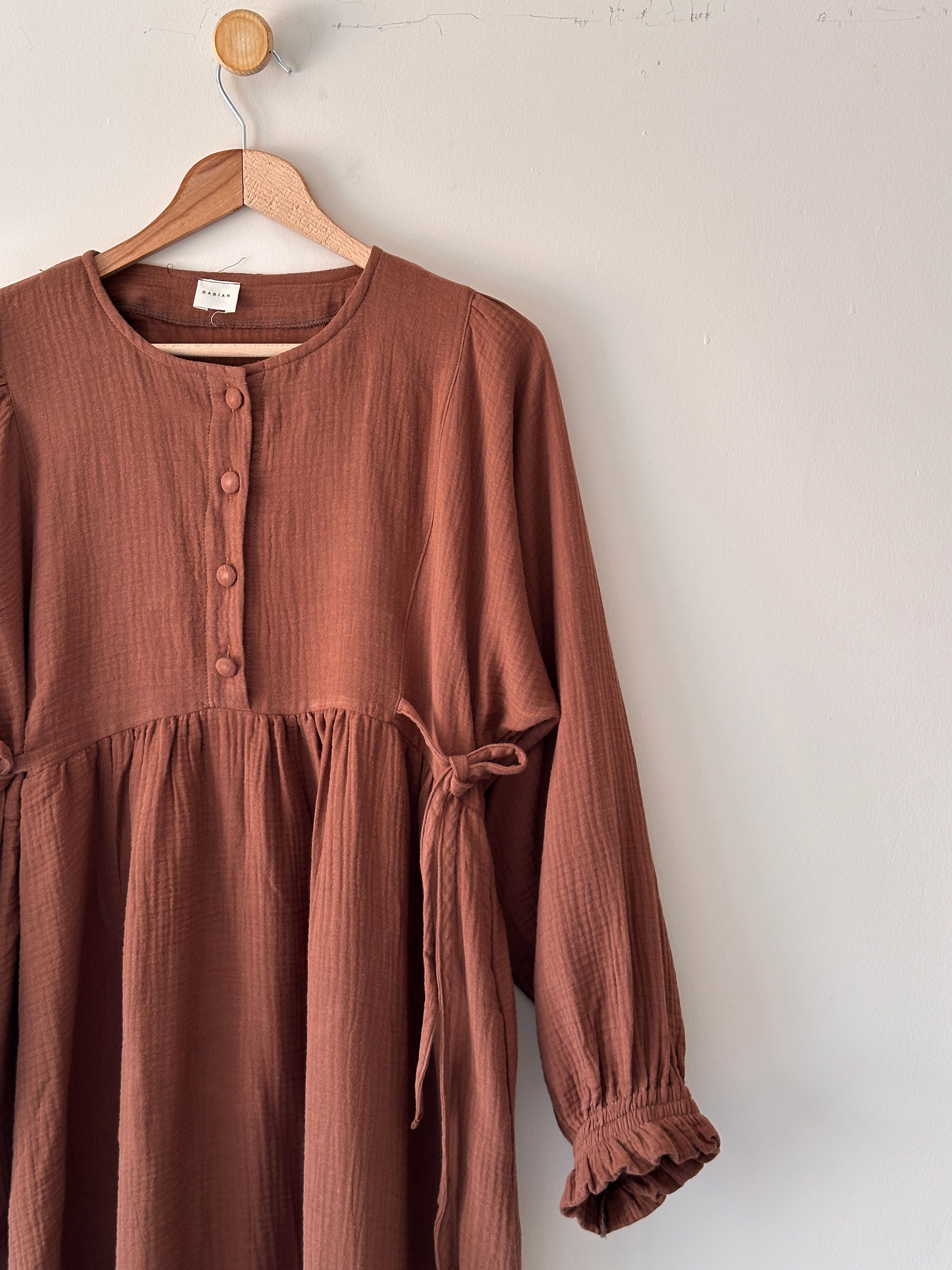 Belden Bağlamalı Müslin Oversize Elbise – Hafif ve Rahat Şıklık - Kahve