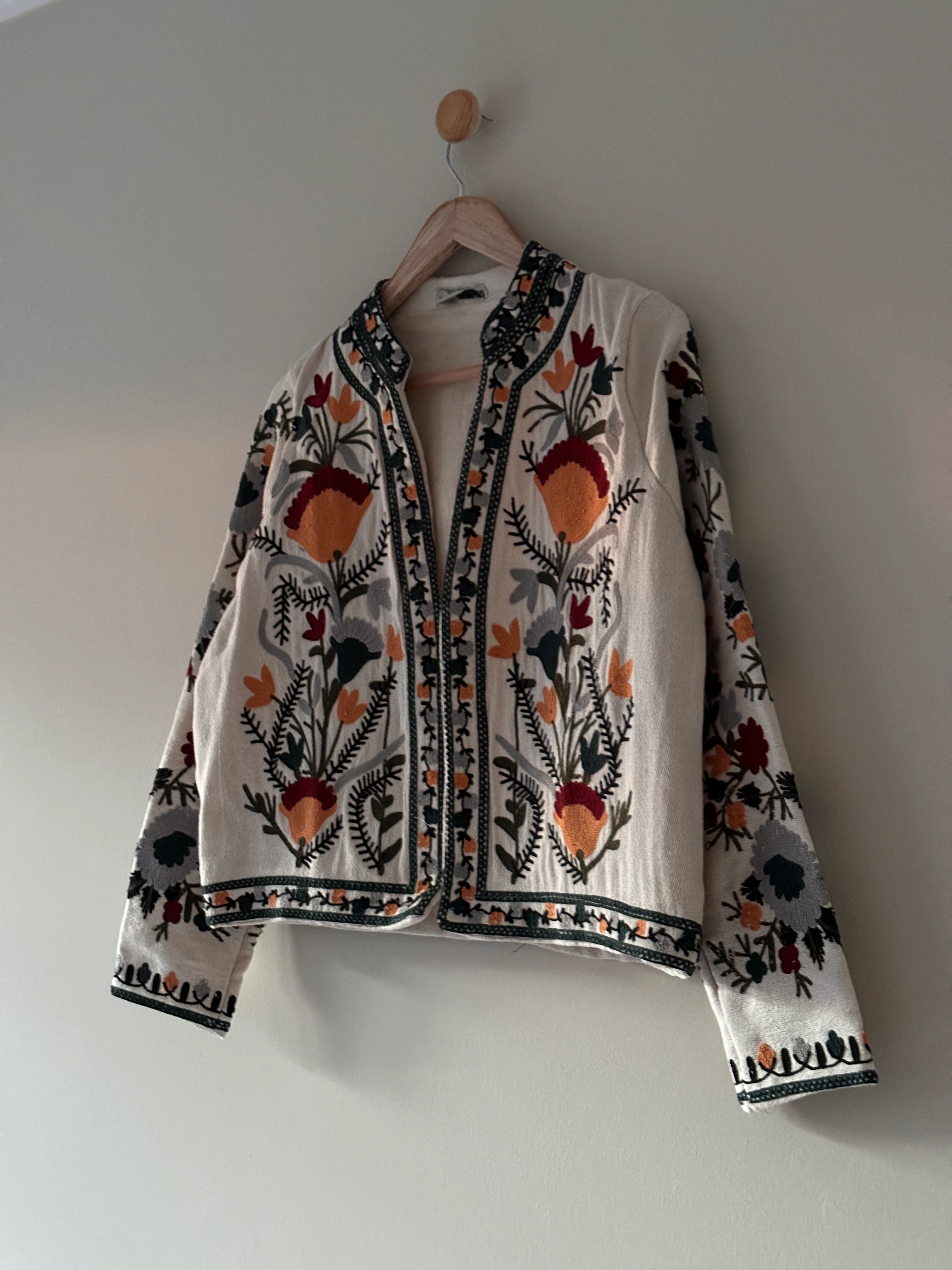 Karışık Çiçek Desenli Nakışlı Ceket