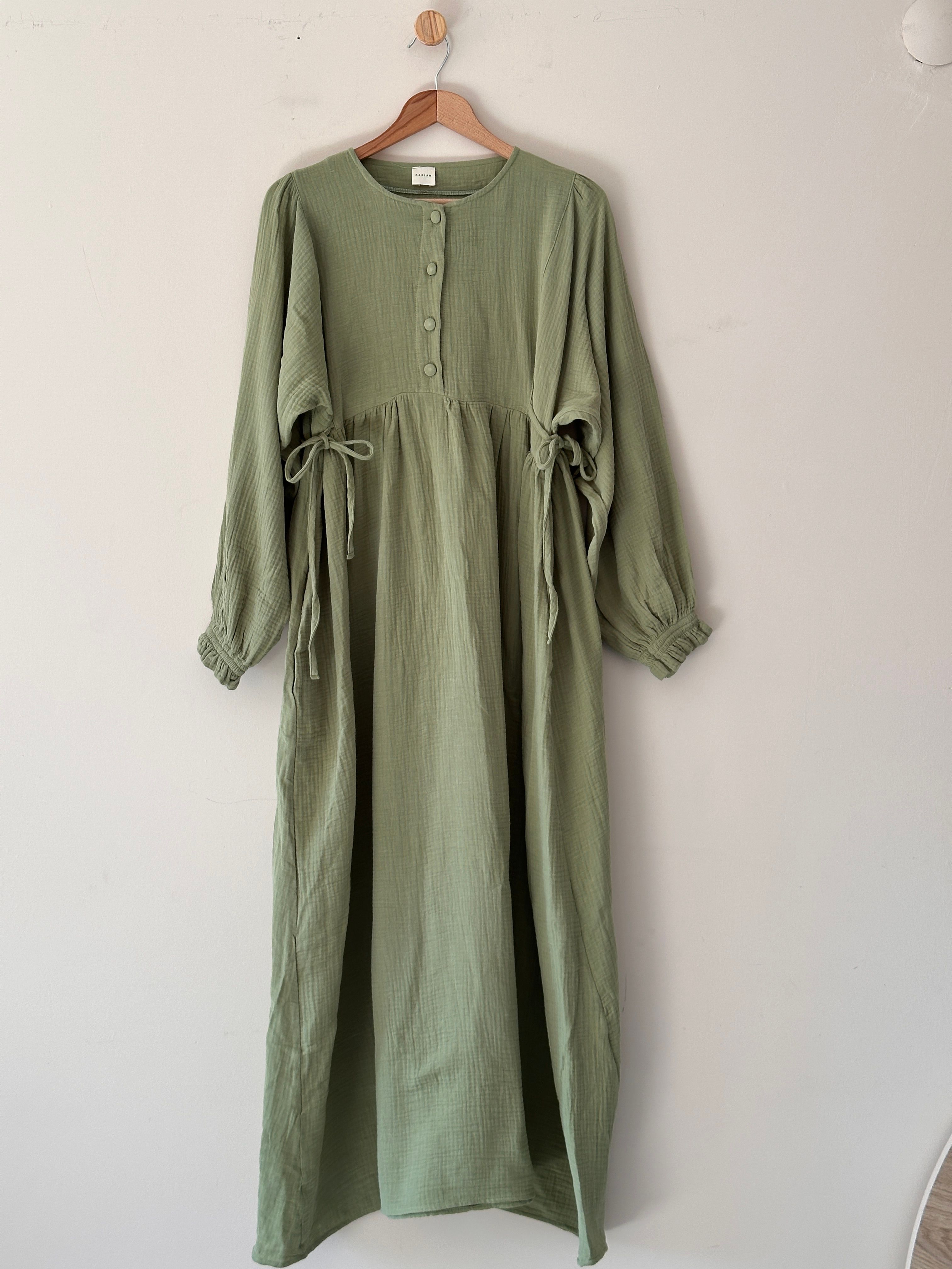 Belden Bağlamalı Müslin Oversize Elbise – Hafif ve Rahat Şıklık