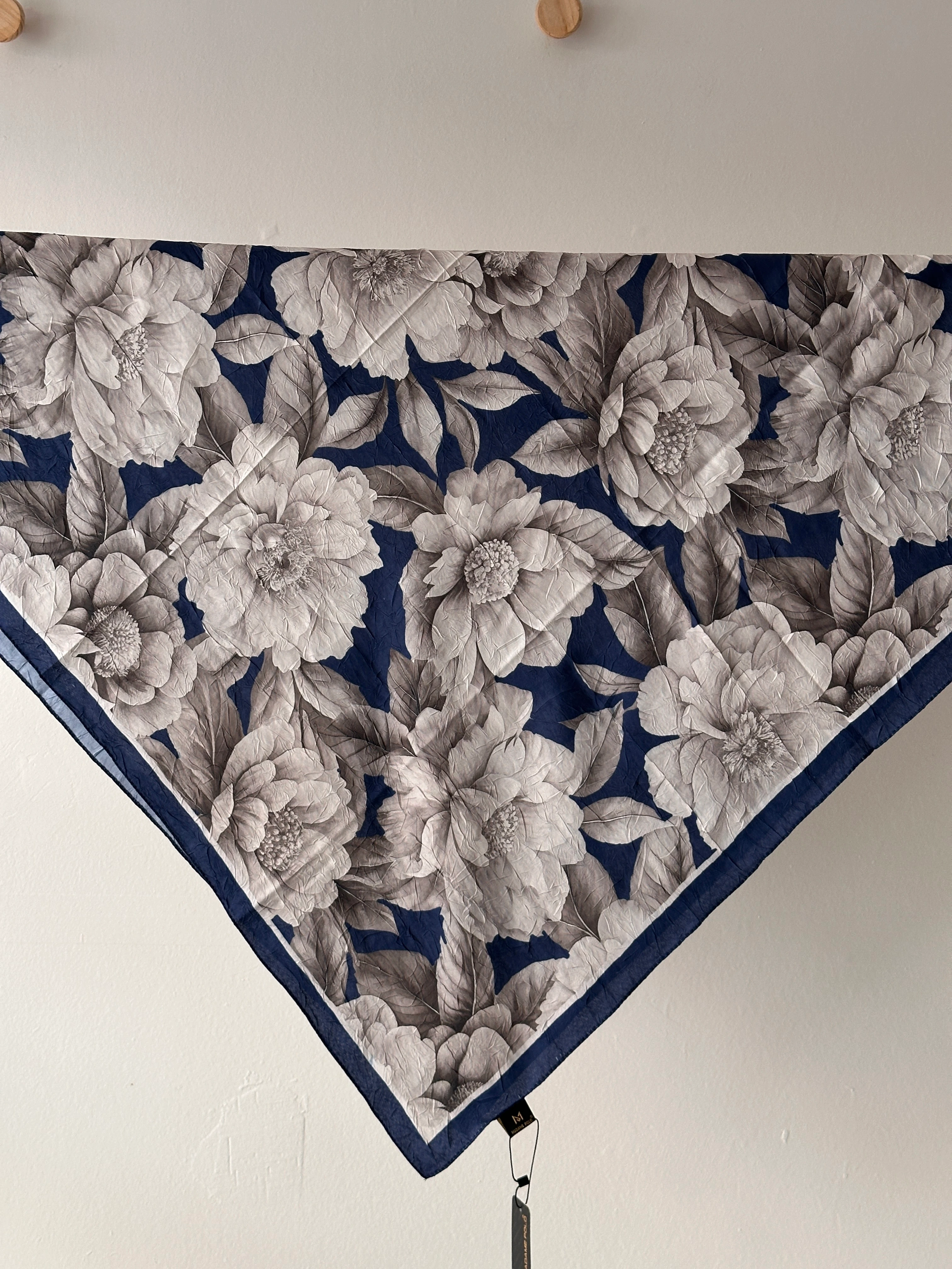 Gül Desenli Bambu Kraş Eşarp - Lacivert