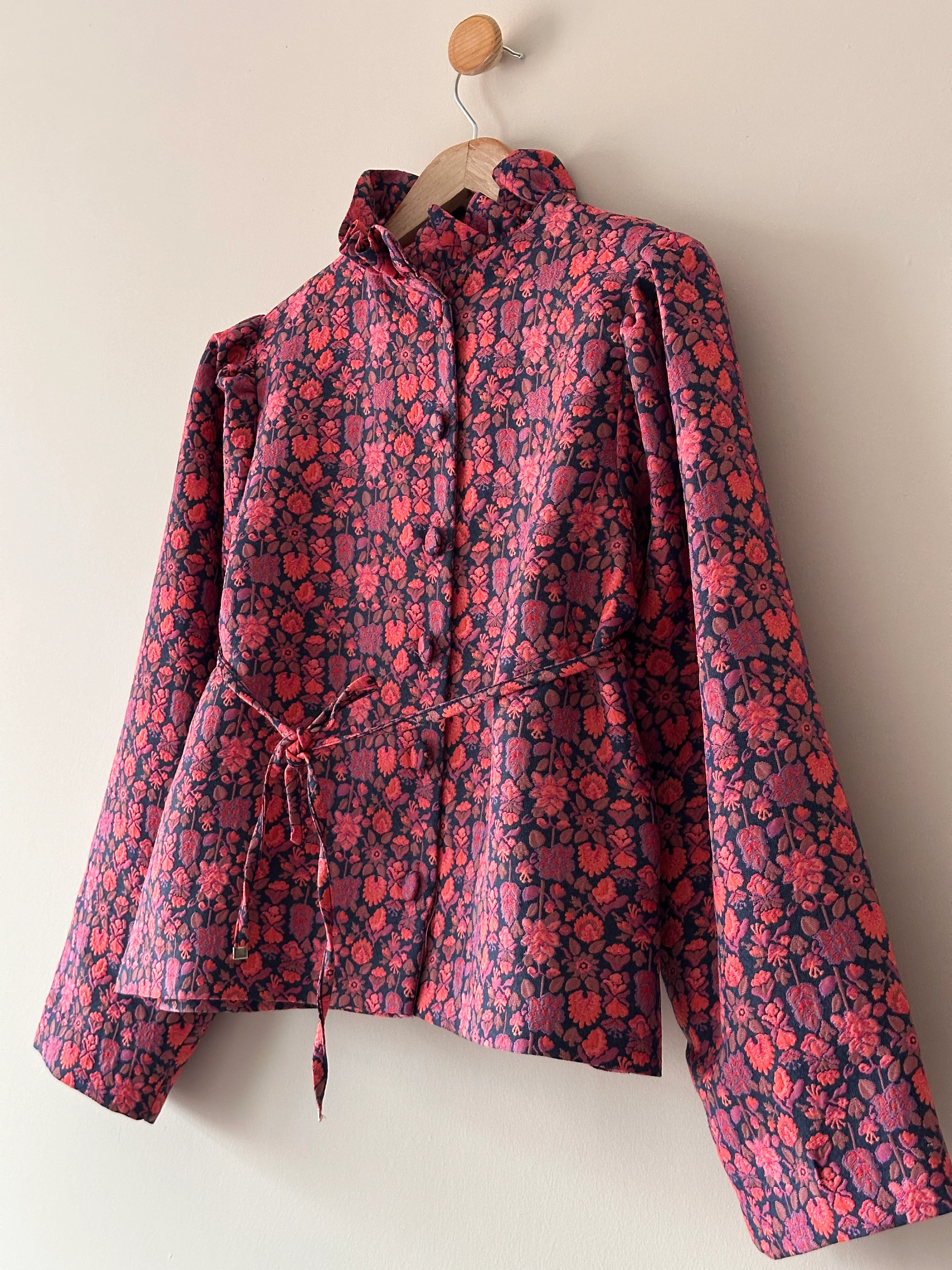 Fırfır Yakalı Çiçek Desenli Jakarlı Ceket