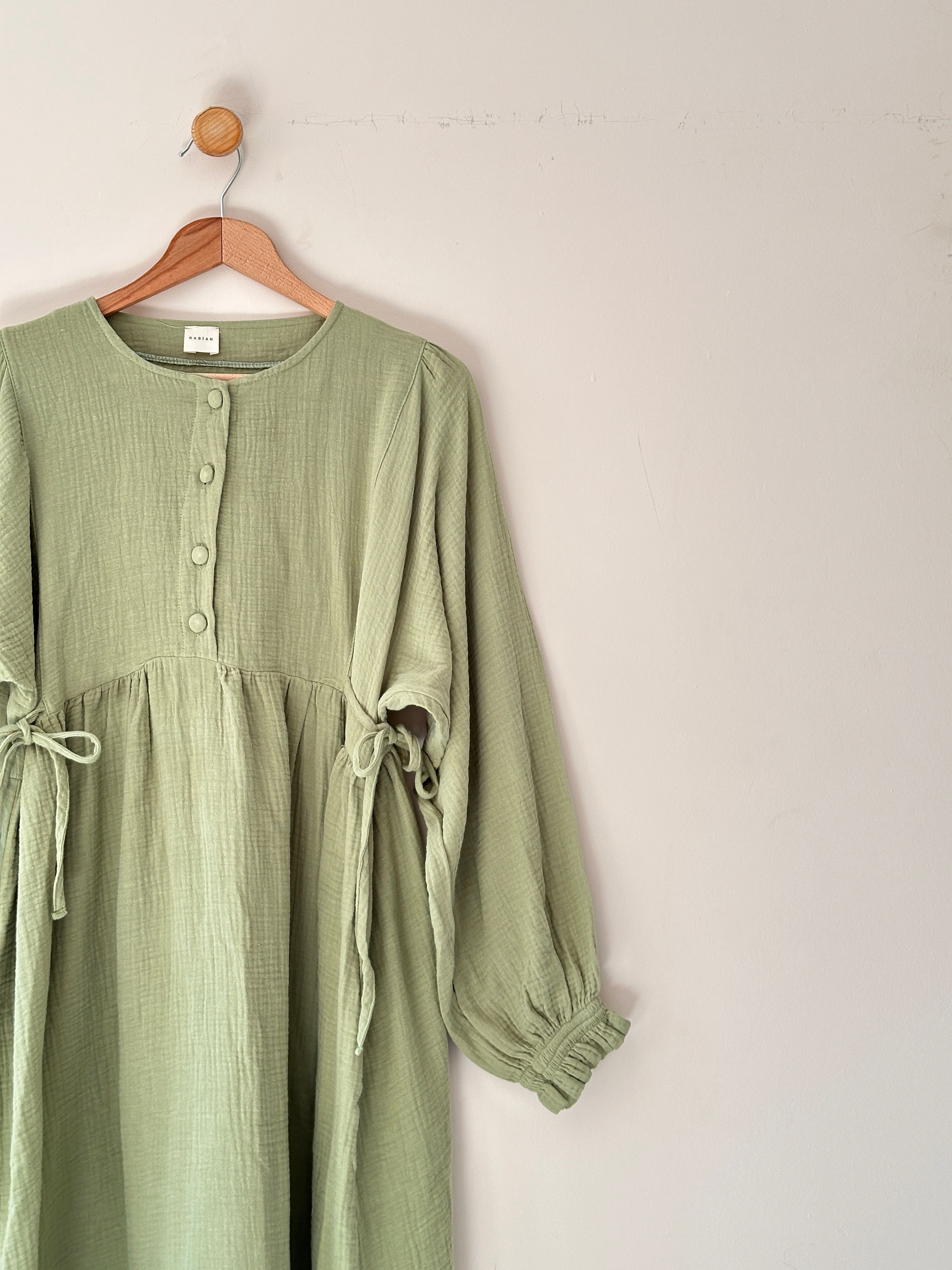 Belden Bağlamalı Müslin Oversize Elbise – Hafif ve Rahat Şıklık