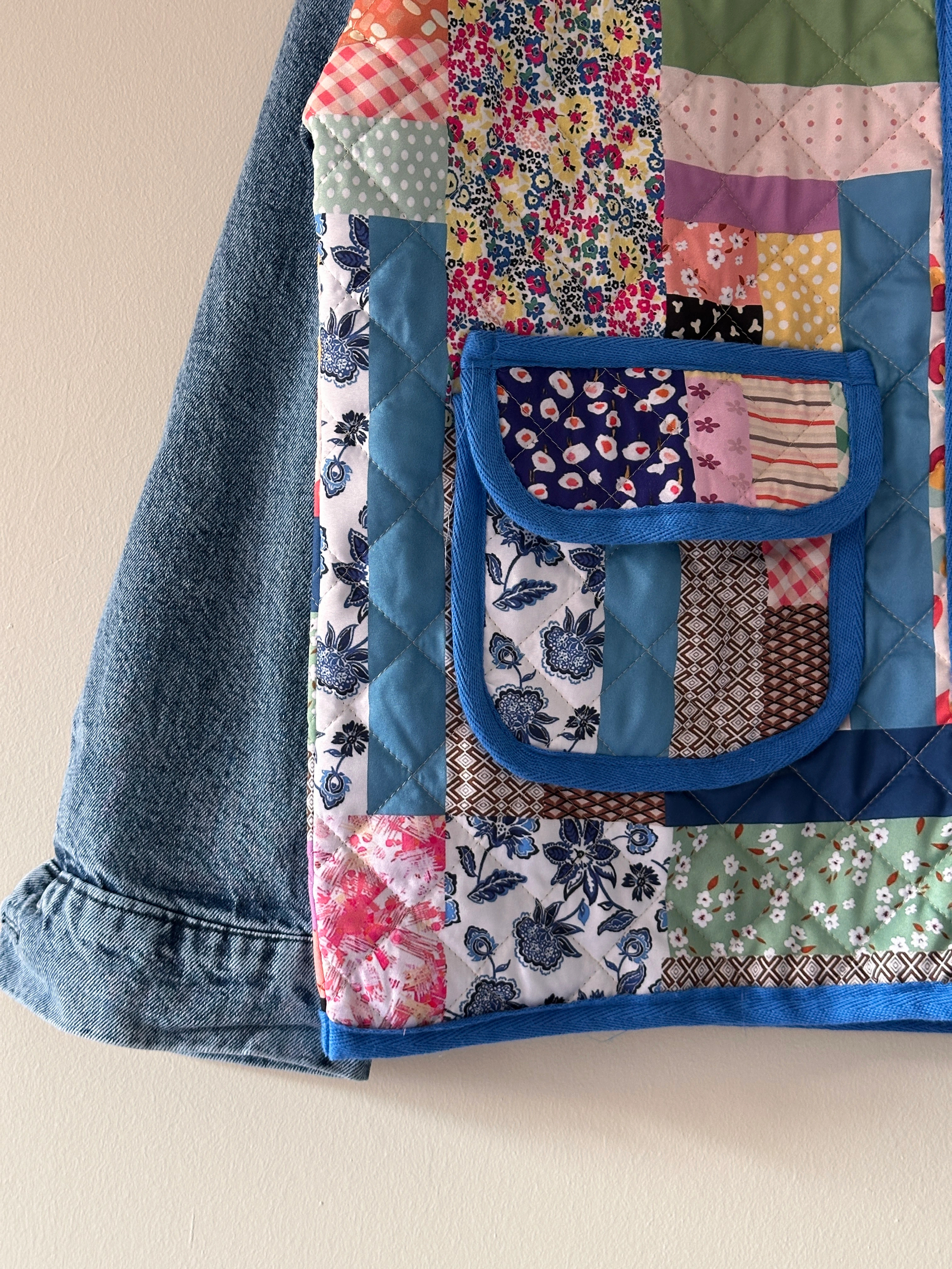 Kot Detaylı Desenli Kapitone Ceket