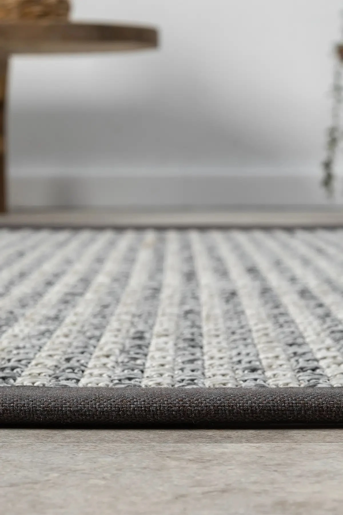 Hanlı halı sisal gri667 Antrasit bordürlü hasır dokulu kesme halı