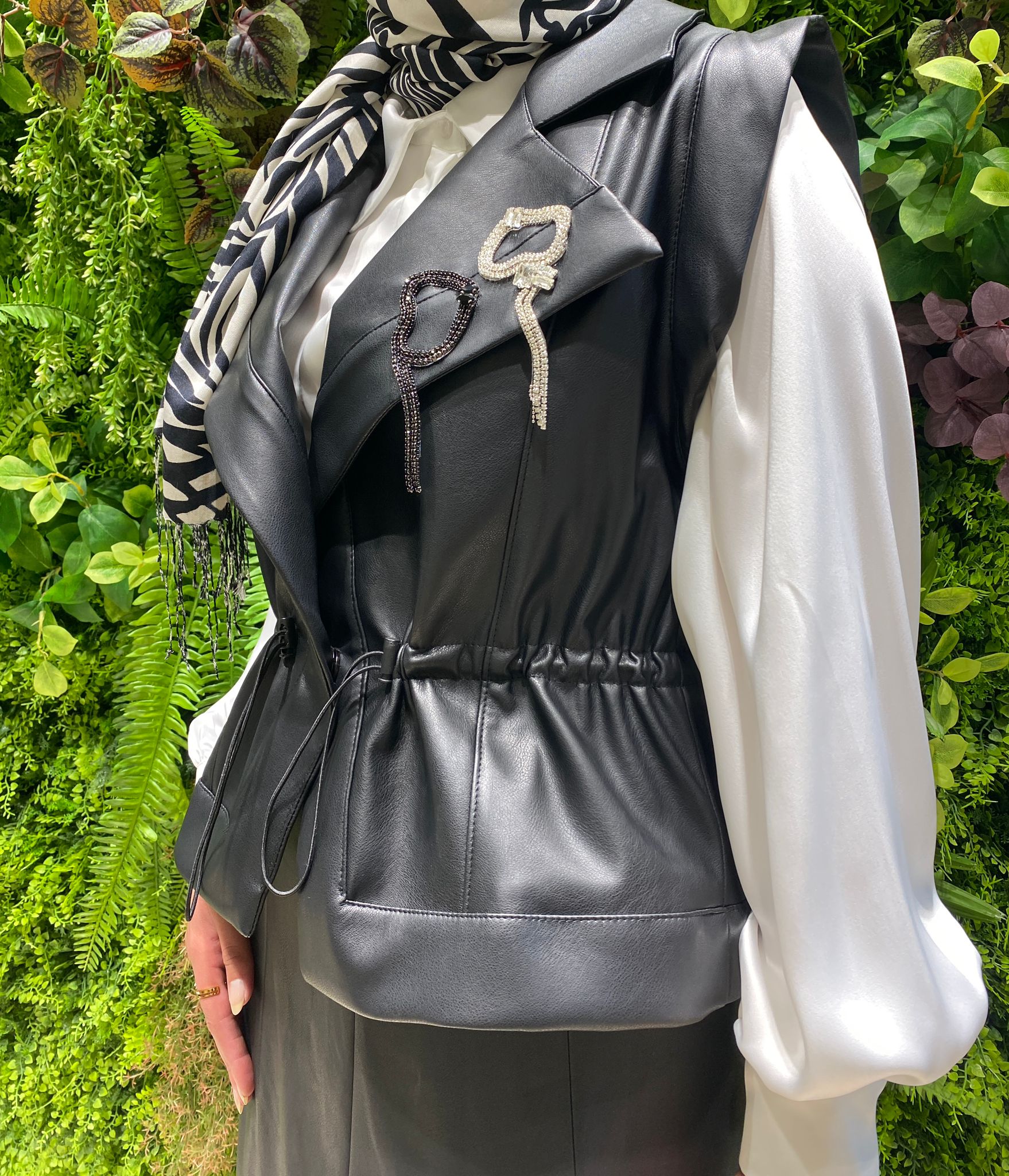 My312 Yakası Aksesuarlı Deri Takım