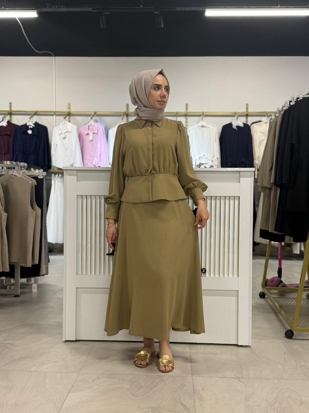 Belden Oturtmalı Bluz Etek Takım