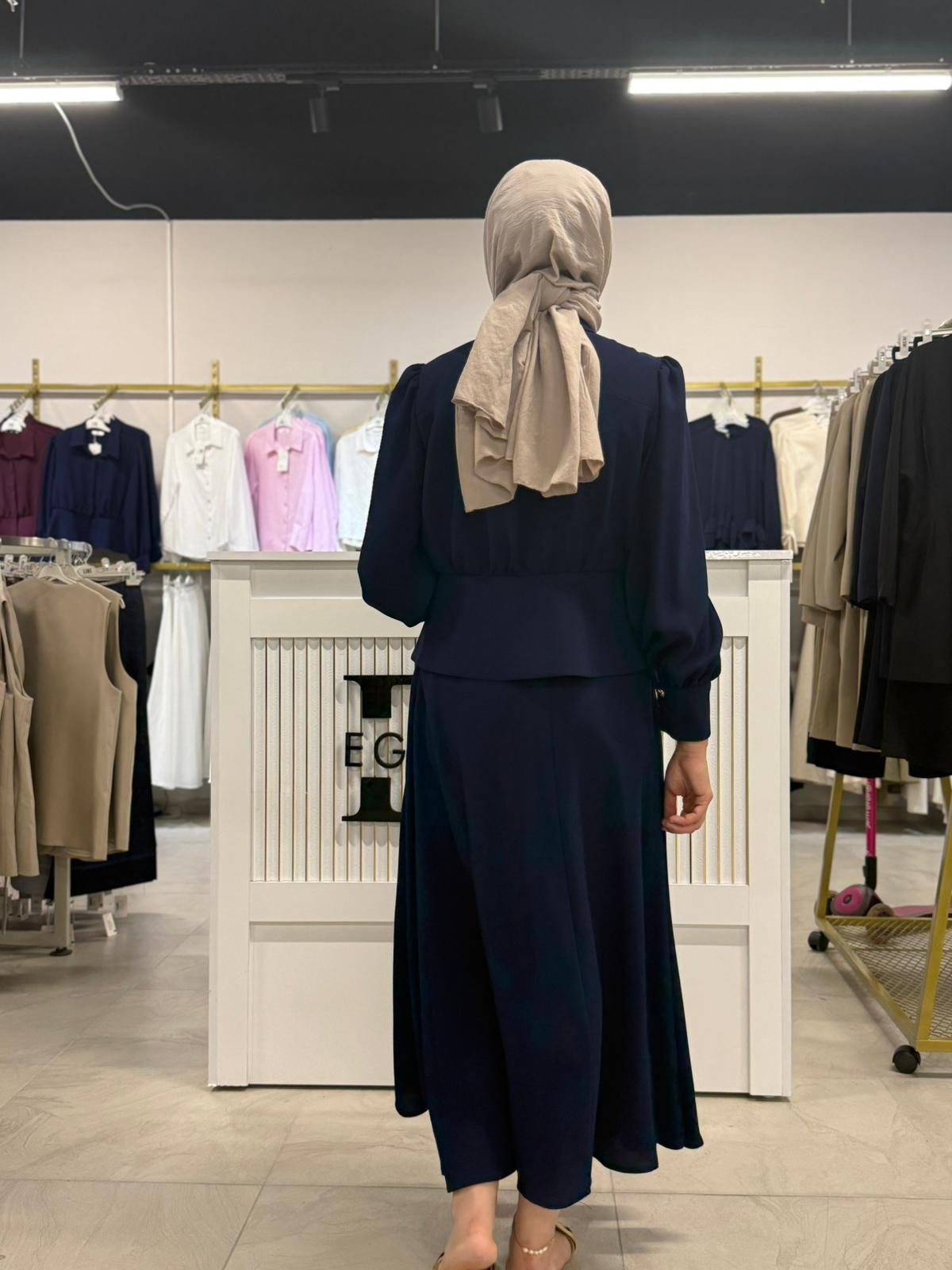 Belden Oturtmalı Bluz Etek Takım