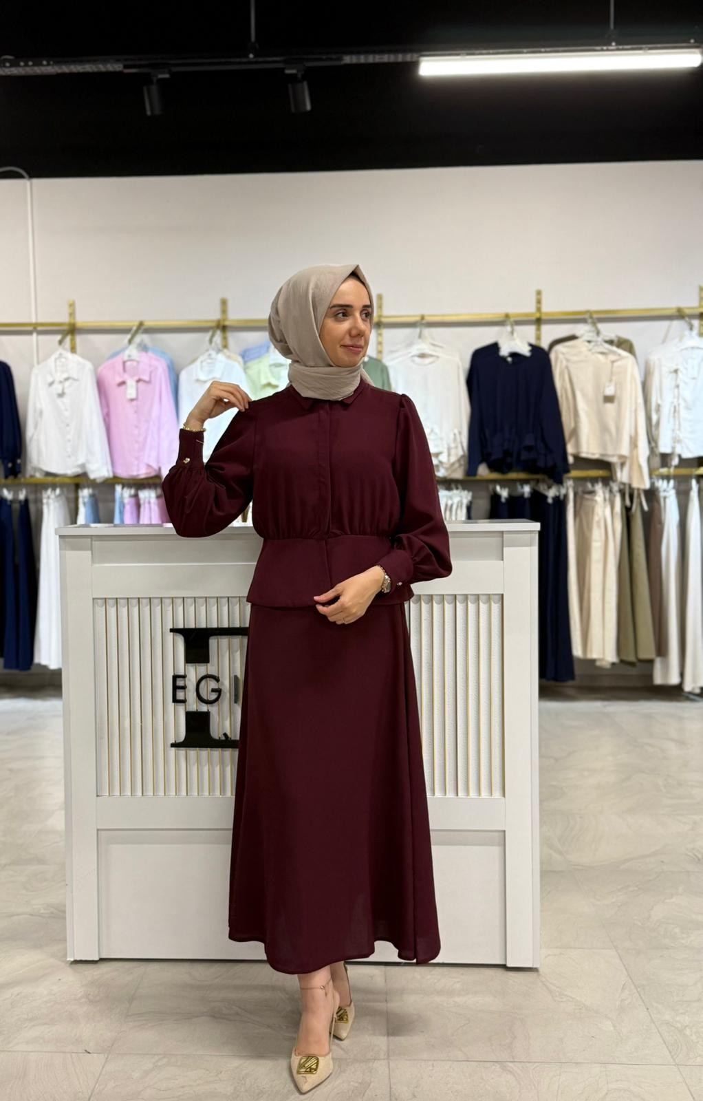 Belden Oturtmalı Bluz Etek Takım