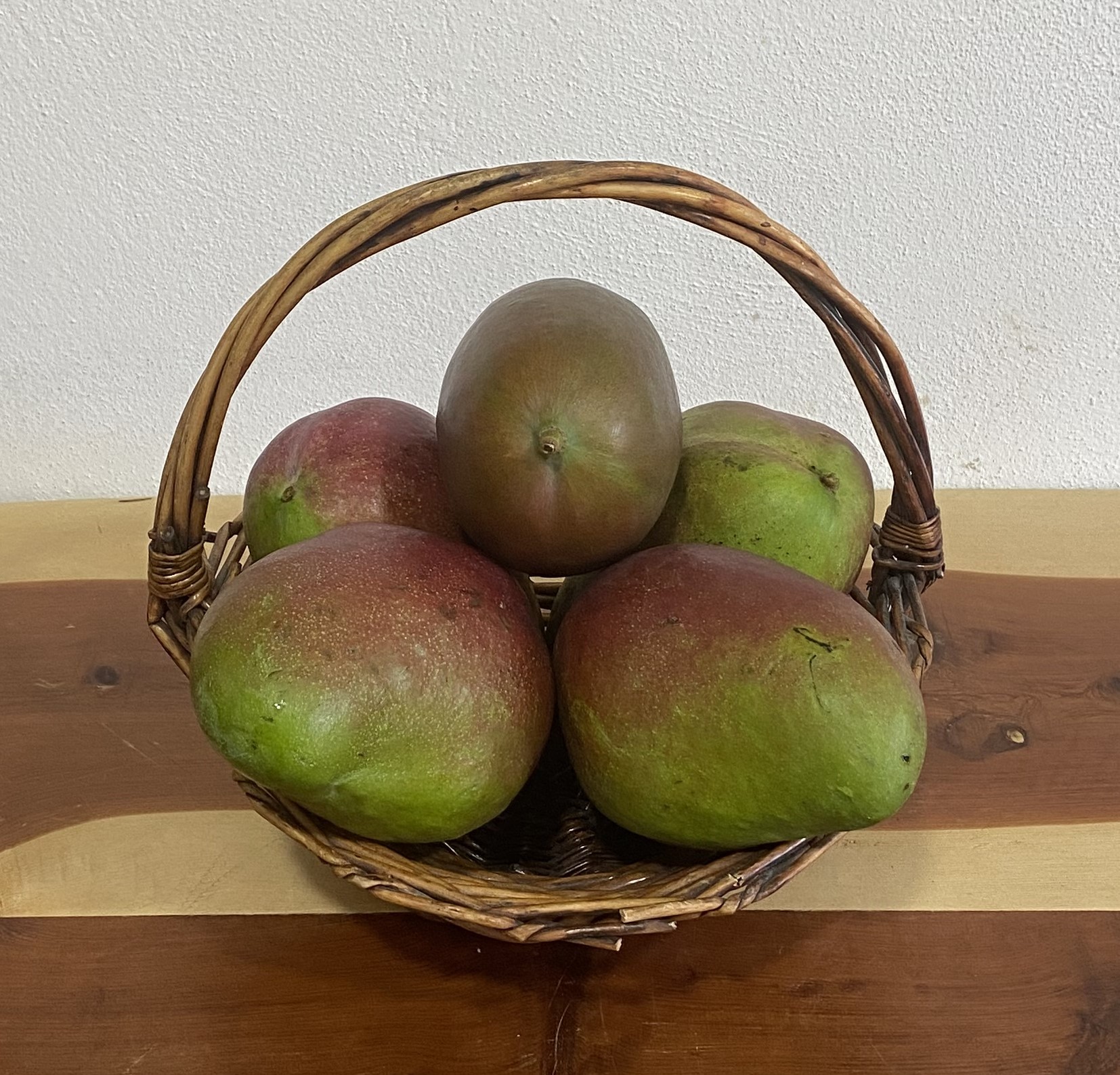 1 adet Alanya Mangosu (500 700 gr) görseli.