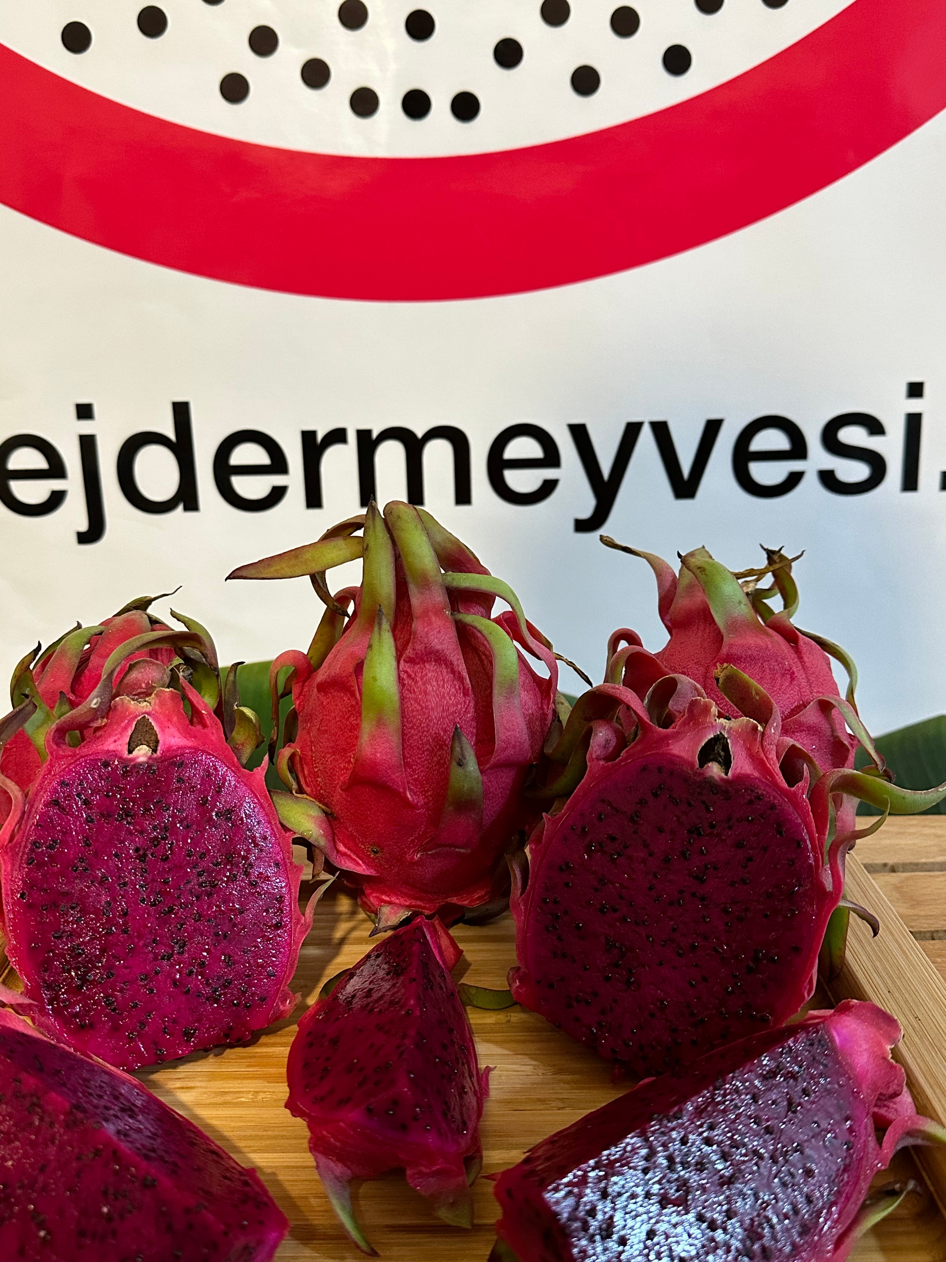 1 kg Kırmızı Ejder Meyvesi (BÜYÜK BOY 300 gr üzeri) görseli.