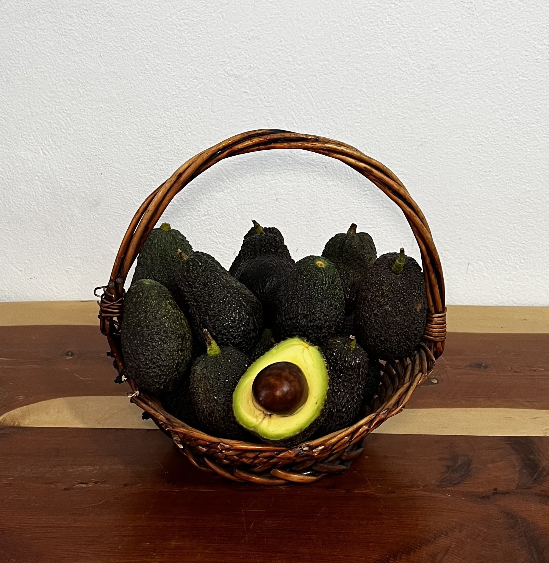 15 adet Avokado Hass (İthal) 200 gr üzeri görseli.