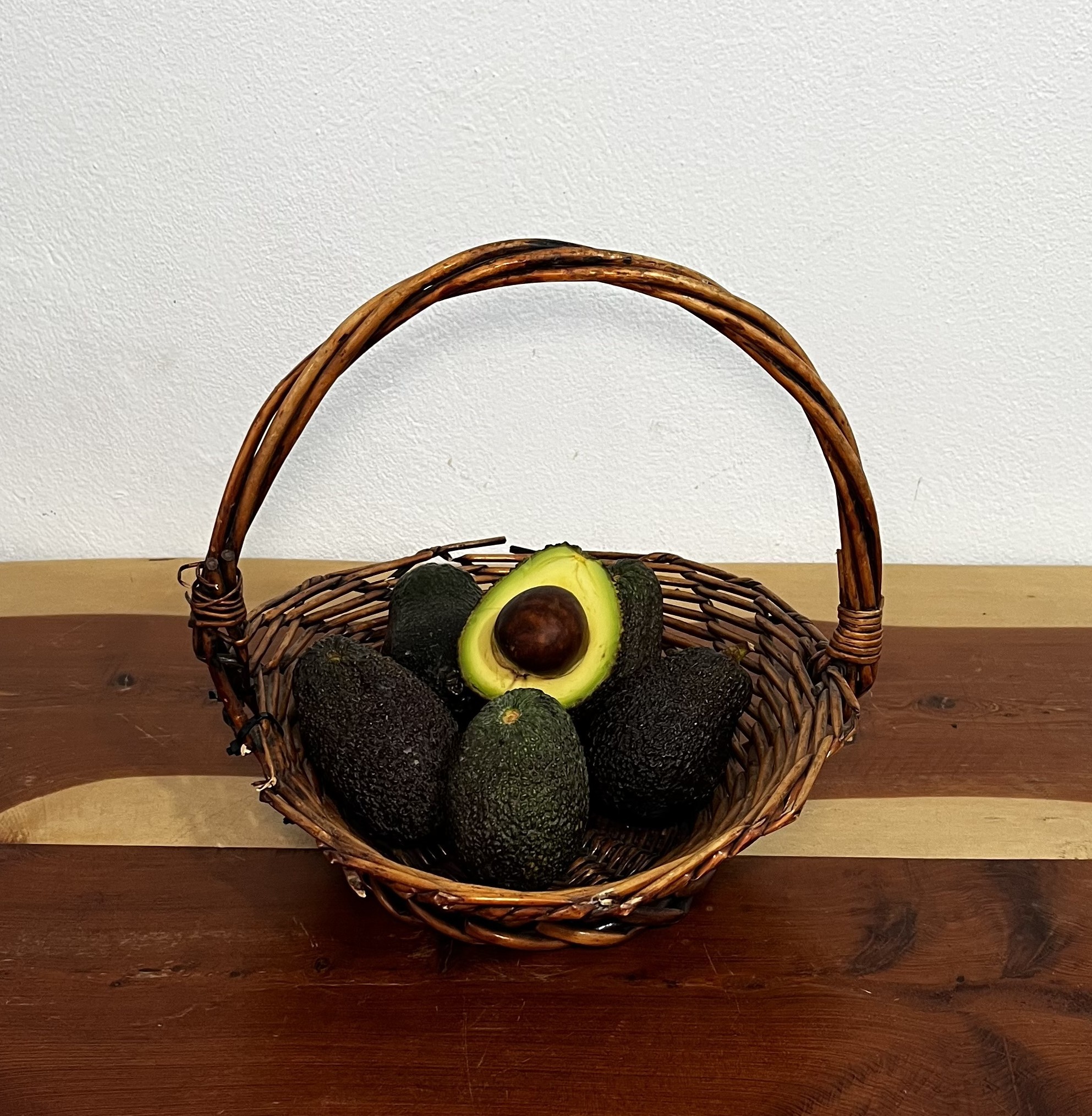 5 adet Avokado Hass (İthal) 200 gr üzeri görseli.