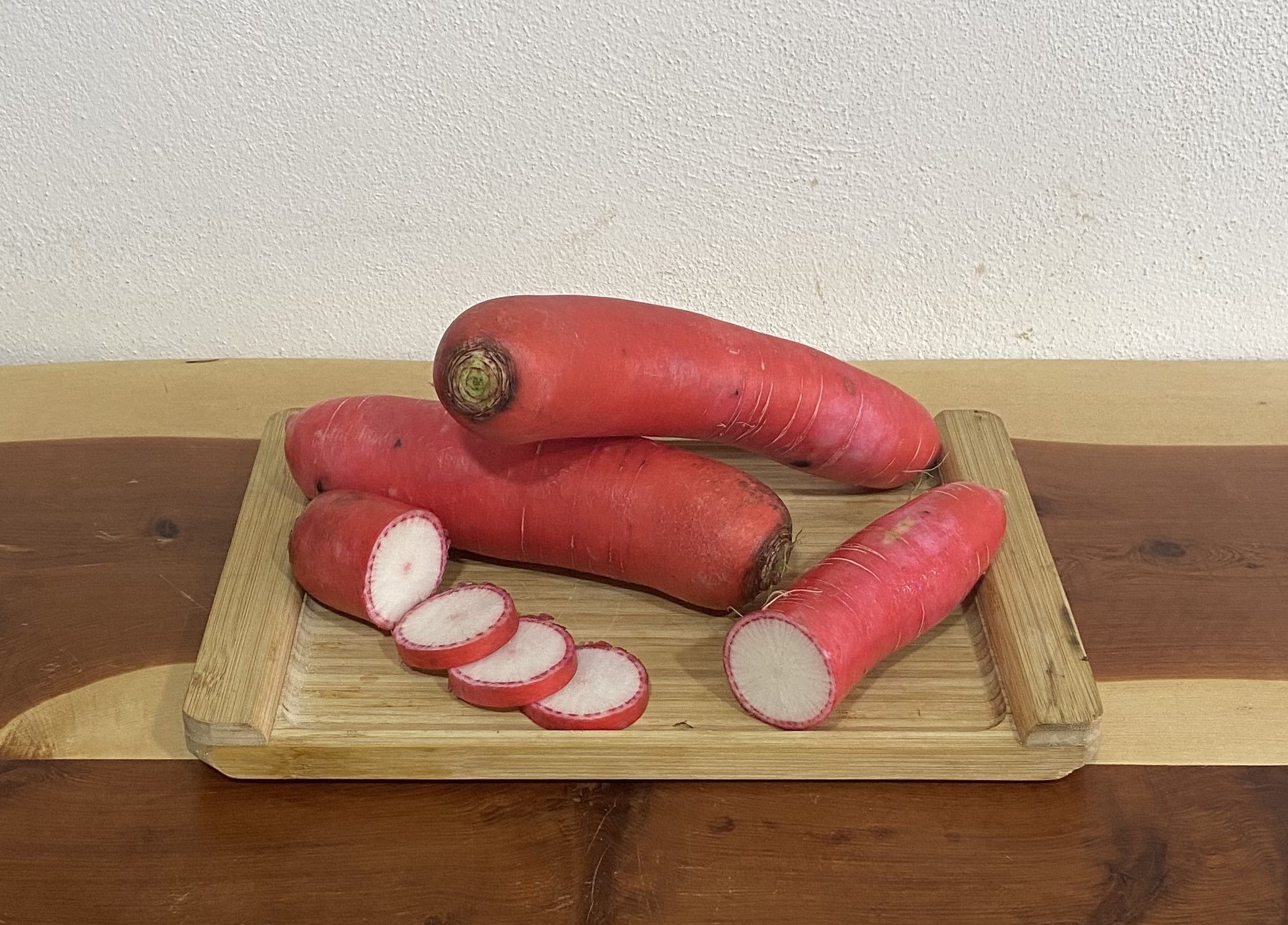 1 Adet Uzun Kırmızı Turp (400-800 gr arası)