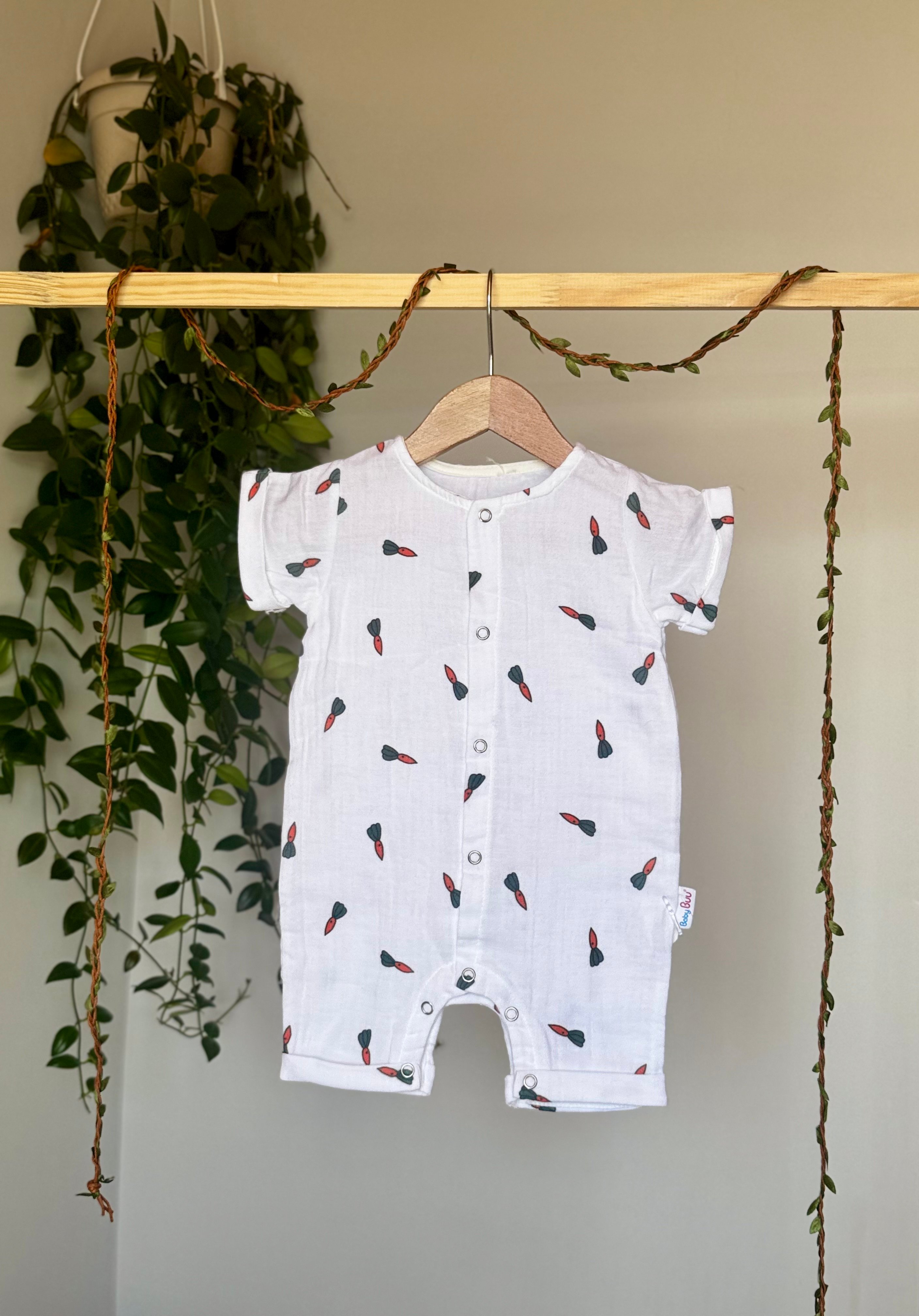 %100 Pamuk Müslin Yazlık Bebek Tulumu – Beyaz, Kısa Kollu, Düğmeli, Havuç Desenli, Unisex - Beyaz
