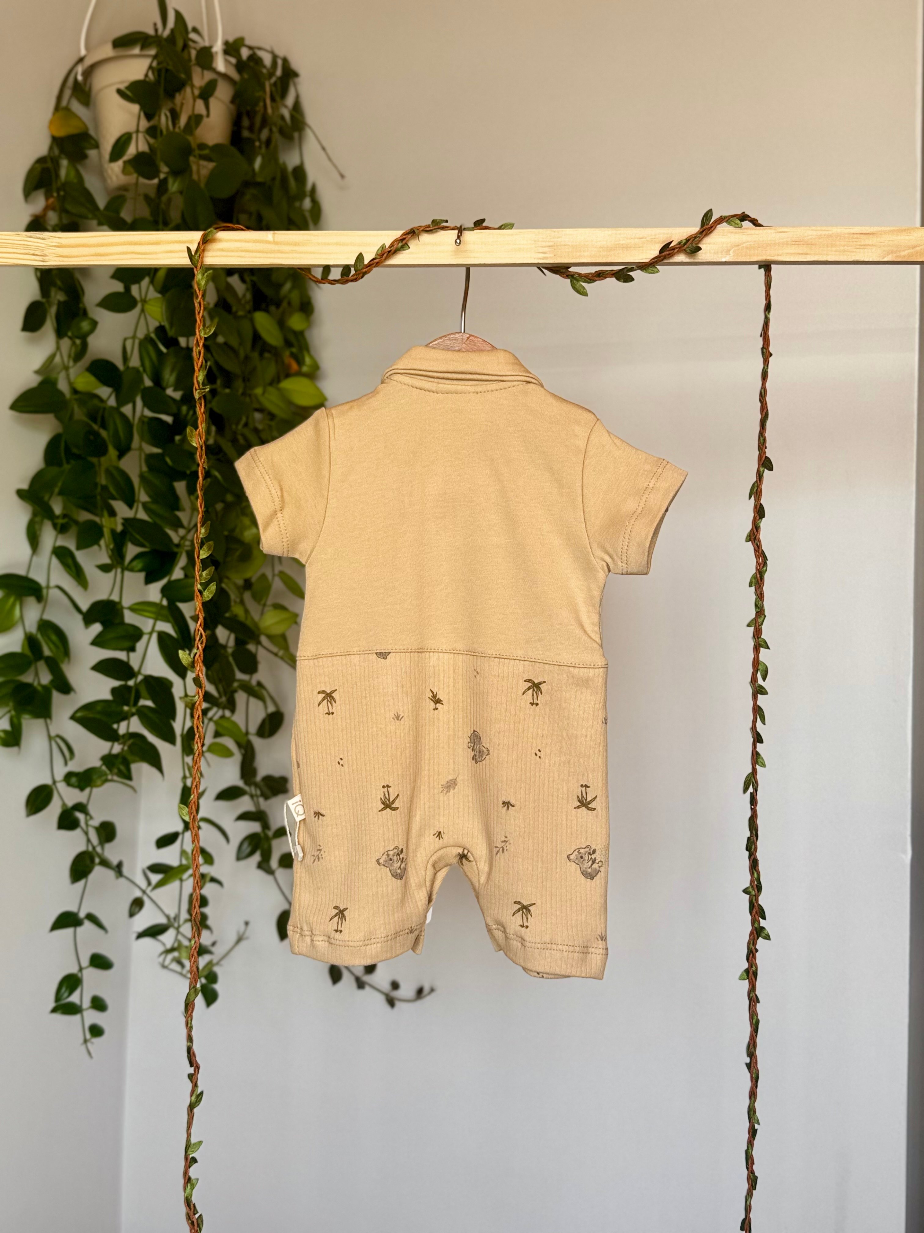 %100 Pamuk Yazlık Unisex Bebek Tulumu – Koala Nakışlı, Yelek Görünümlü Kruvaze Yaka, Çıtçıtlı Alt Açma