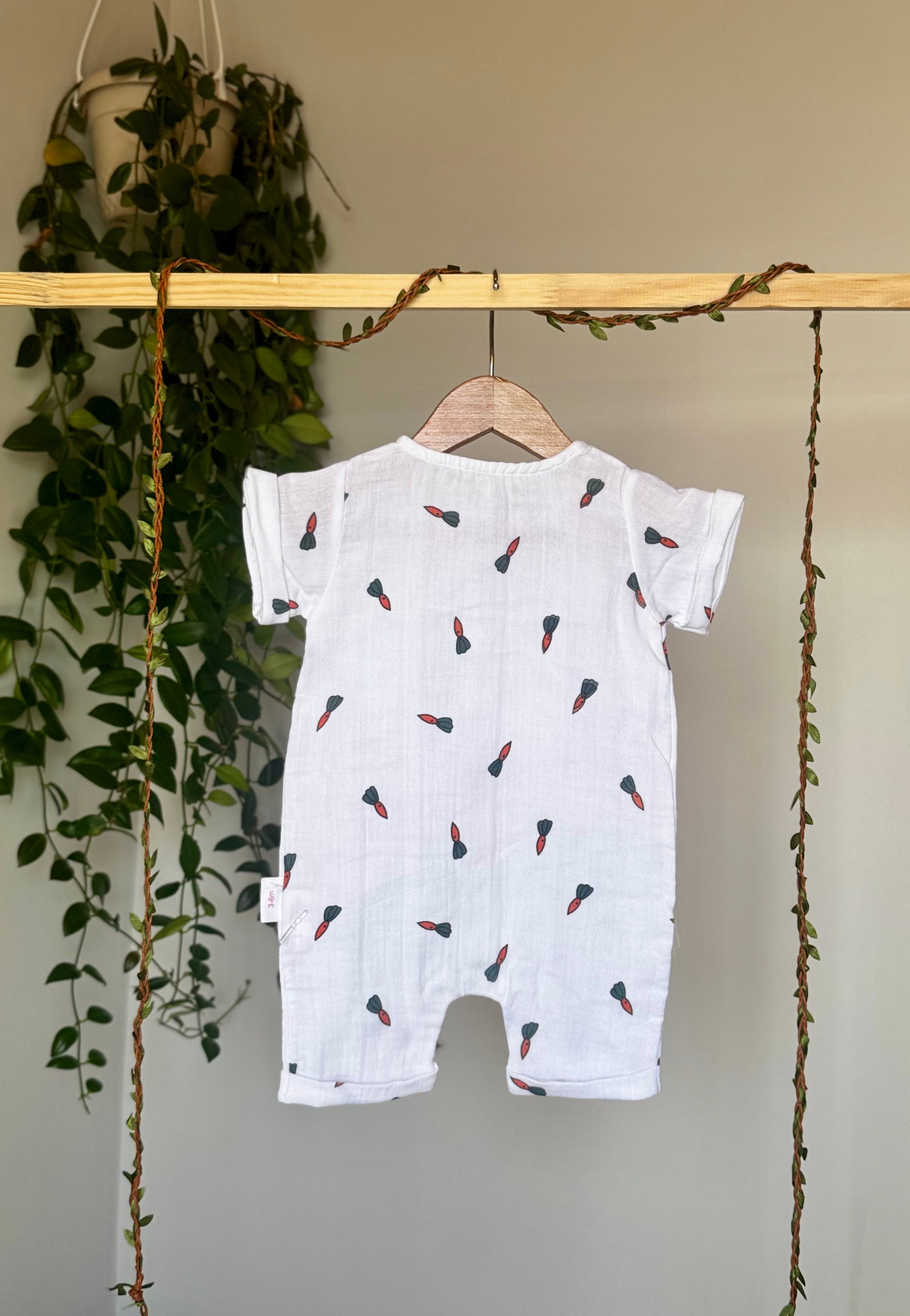 %100 Pamuk Müslin Yazlık Bebek Tulumu – Beyaz, Kısa Kollu, Düğmeli, Havuç Desenli, Unisex