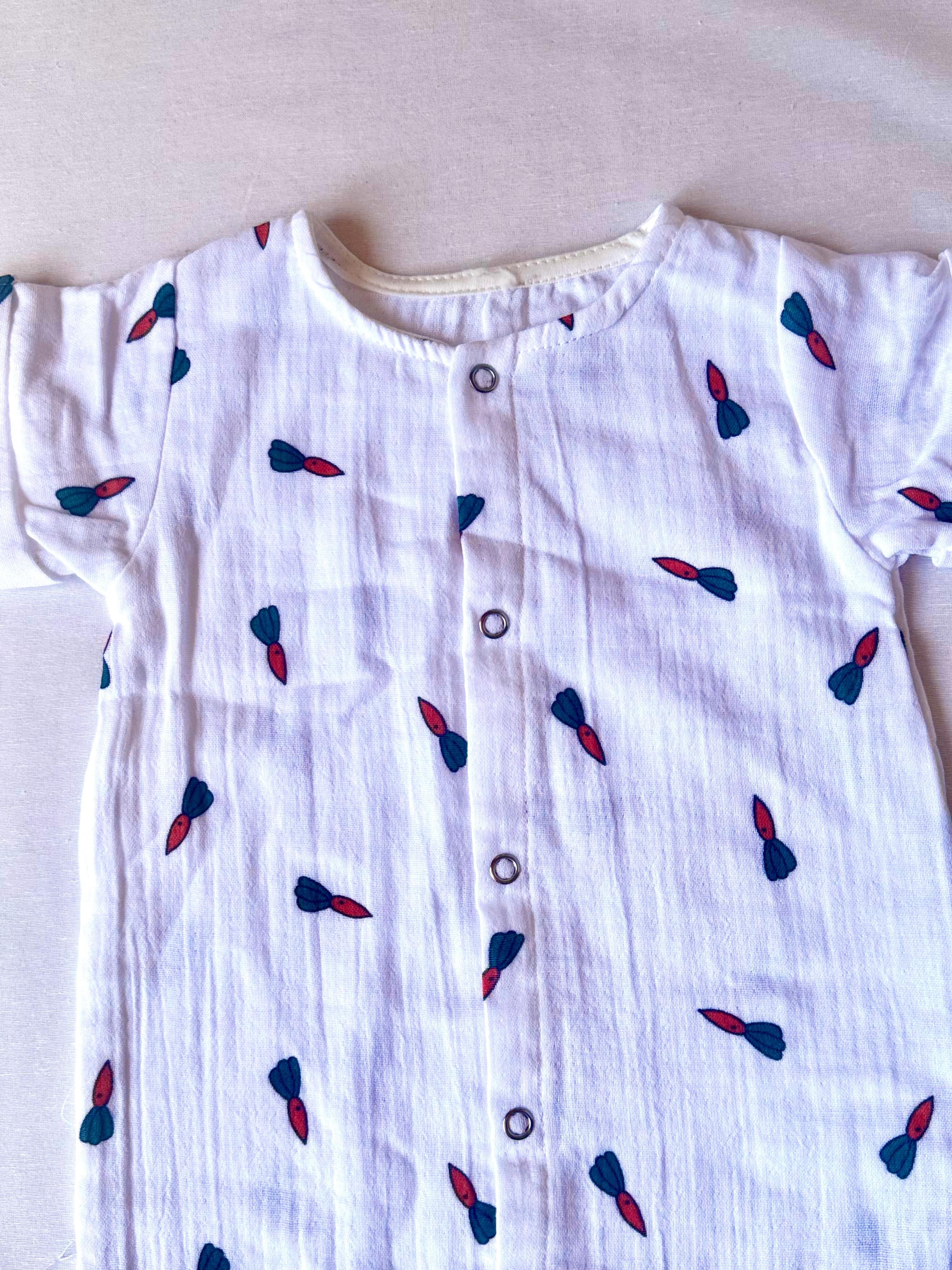%100 Pamuk Müslin Yazlık Bebek Tulumu – Beyaz, Kısa Kollu, Düğmeli, Havuç Desenli, Unisex