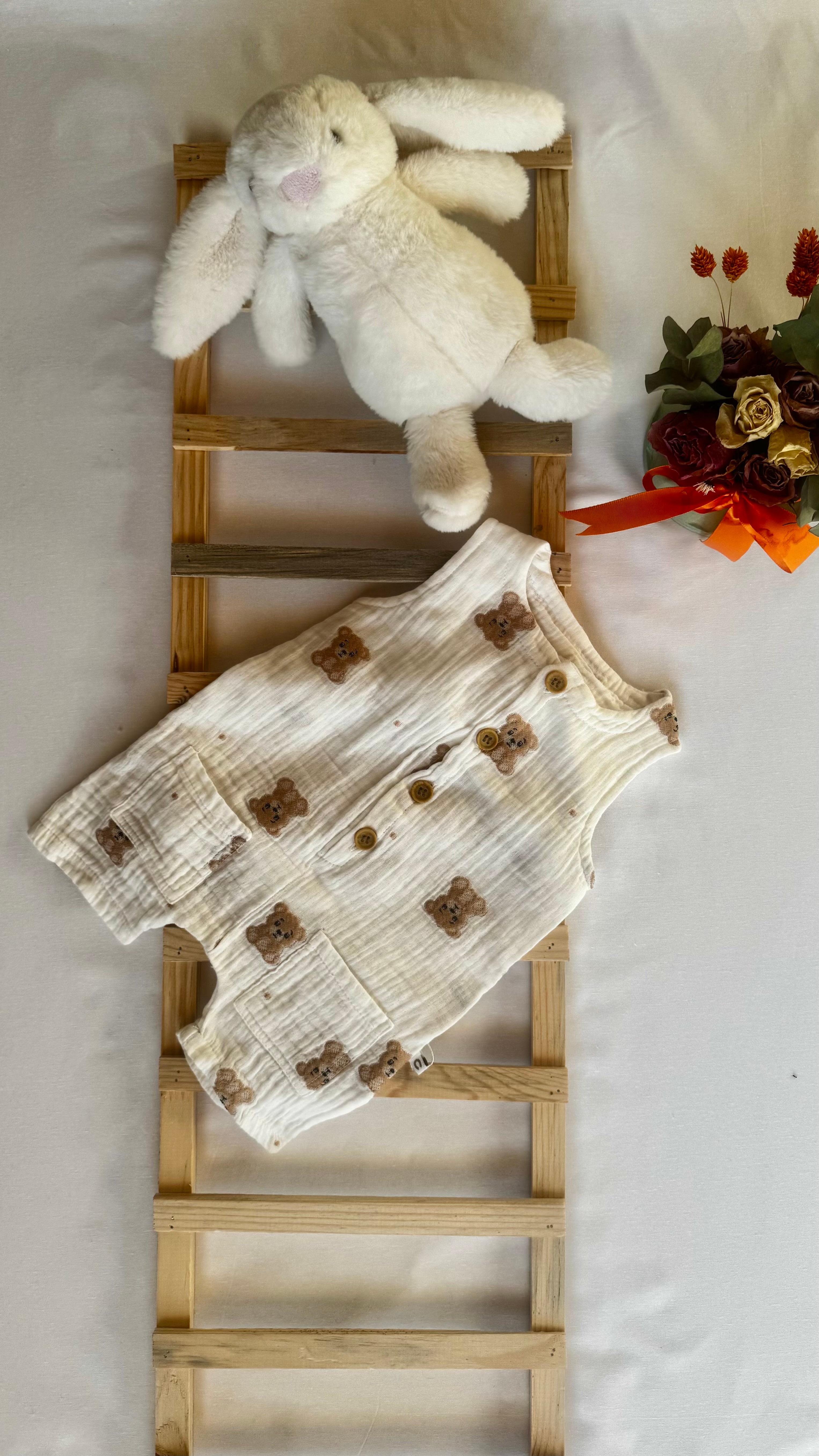 %100 Pamuk Müslin Yazlık Unisex Bebek Tulum – Ayıcık Desenli Düğmeli Model - Beyaz