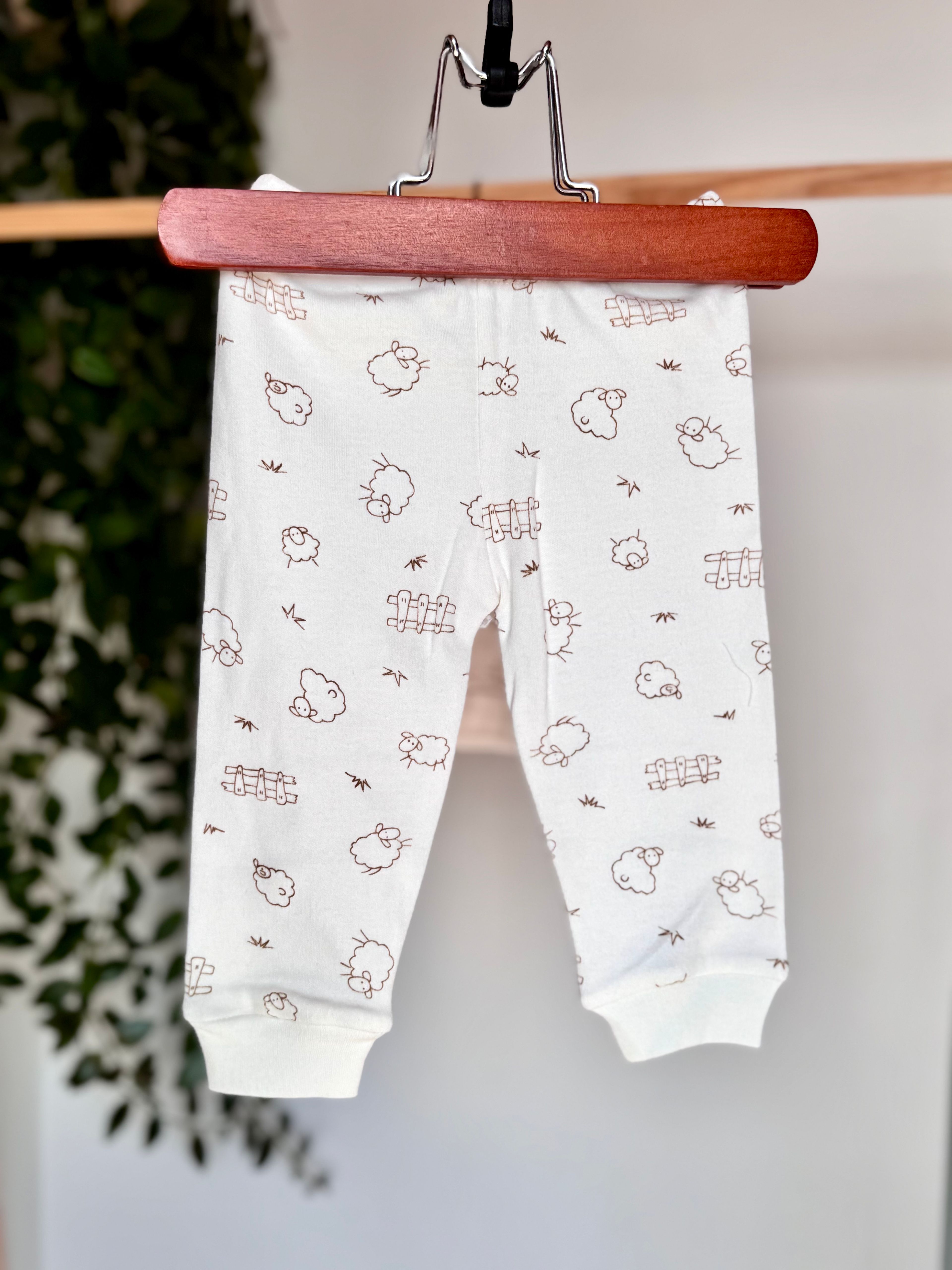 %100 Pamuk 2’li Mevsimlik Unisex Bebek Pijama Takımı – Koyun Desenli Sweatshirt Ve Lastikli Pijama Altı