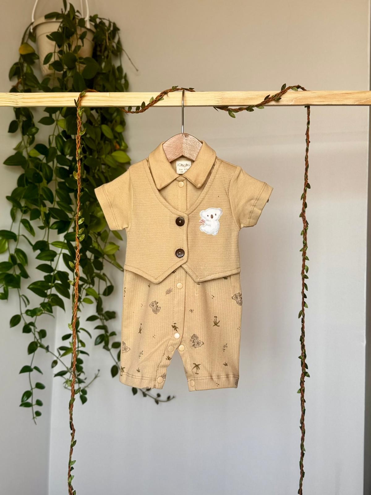 %100 Pamuk Yazlık Unisex Bebek Tulumu – Koala Nakışlı, Yelek Görünümlü Kruvaze Yaka, Çıtçıtlı Alt Açma