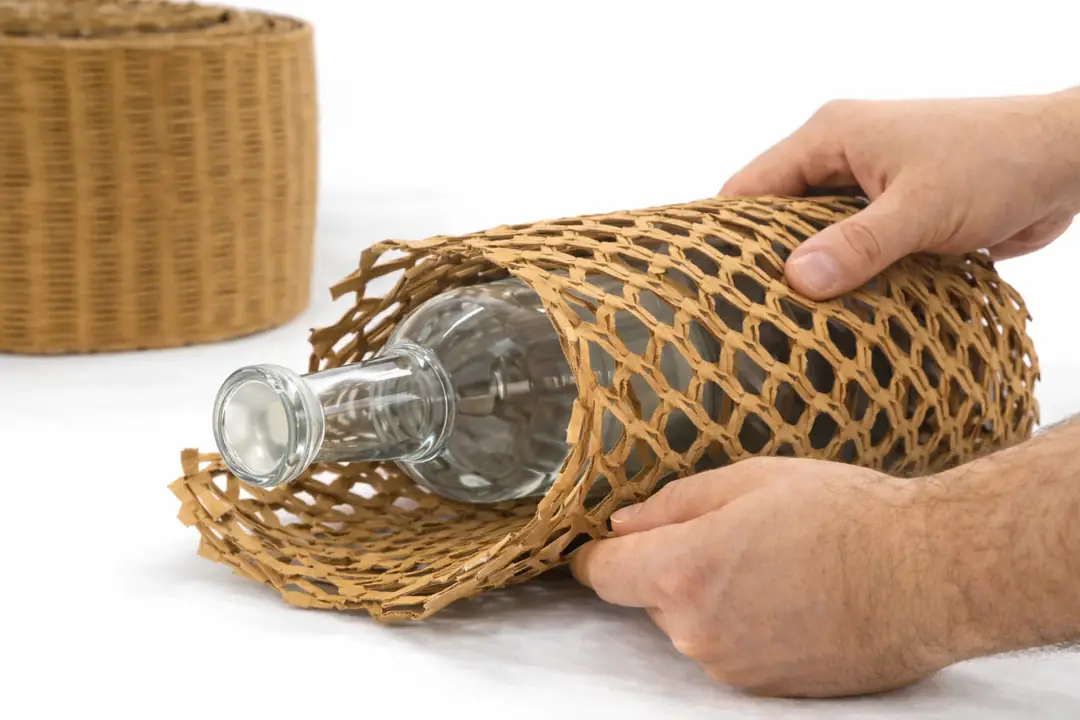 Evde e-ticaret paketleme için kullanılan petek karton ile cam şişe koruma