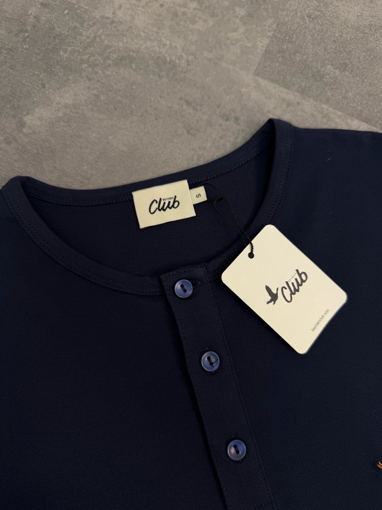 Yeni Sezon Basic Mini Logo Hakim Yaka T-shirt