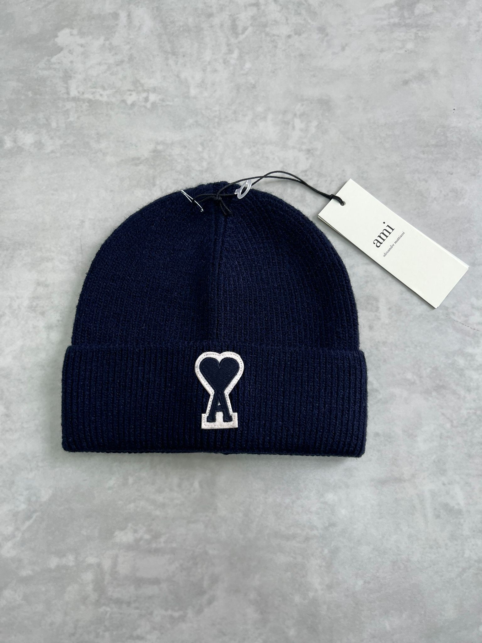 Limited Edition Classic Basic Yün Navy Blue Bere