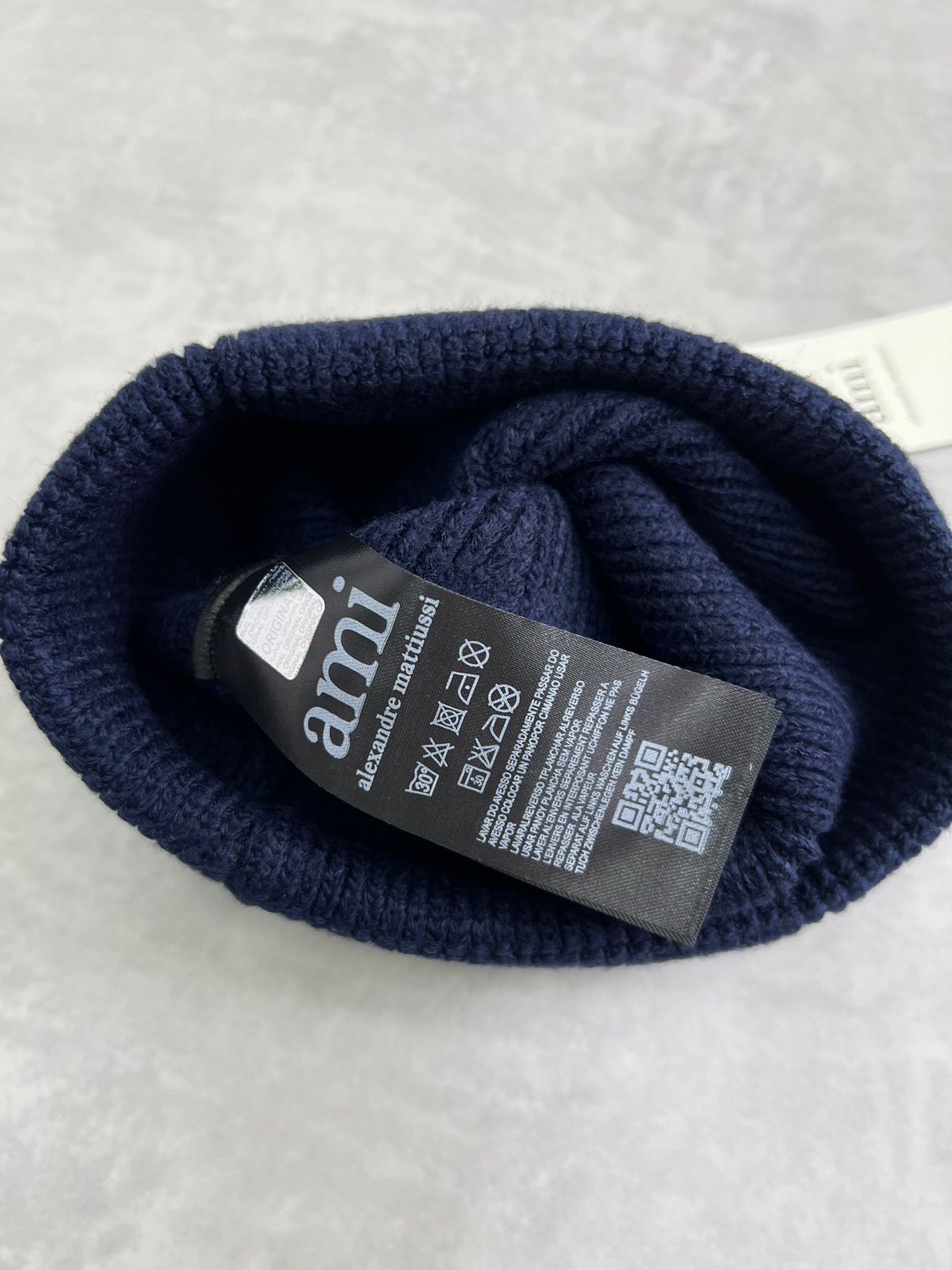 Limited Edition Classic Basic Yün Navy Blue Bere