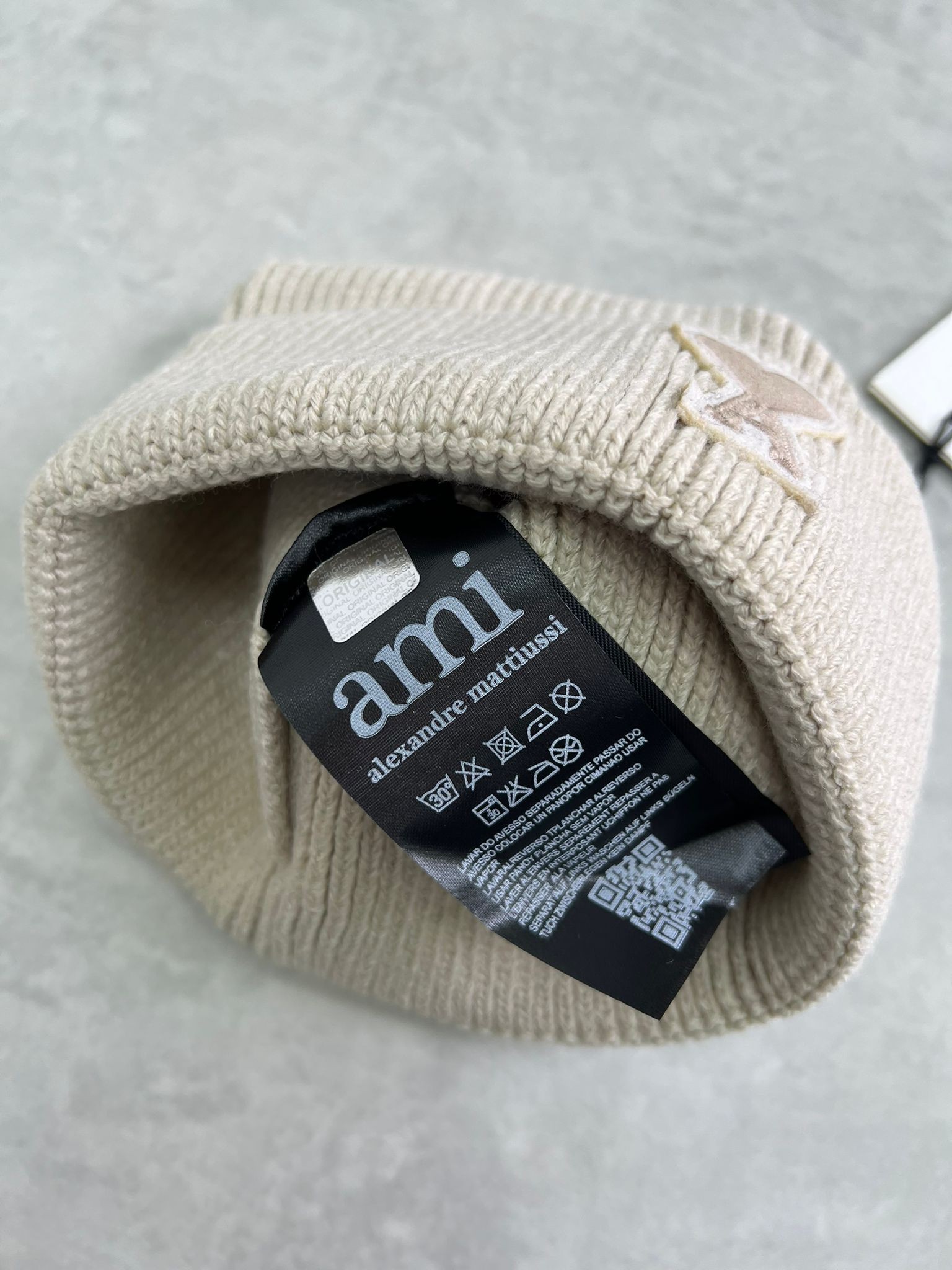 Limited Edition Classic Basic Yün Light Cream  Bere