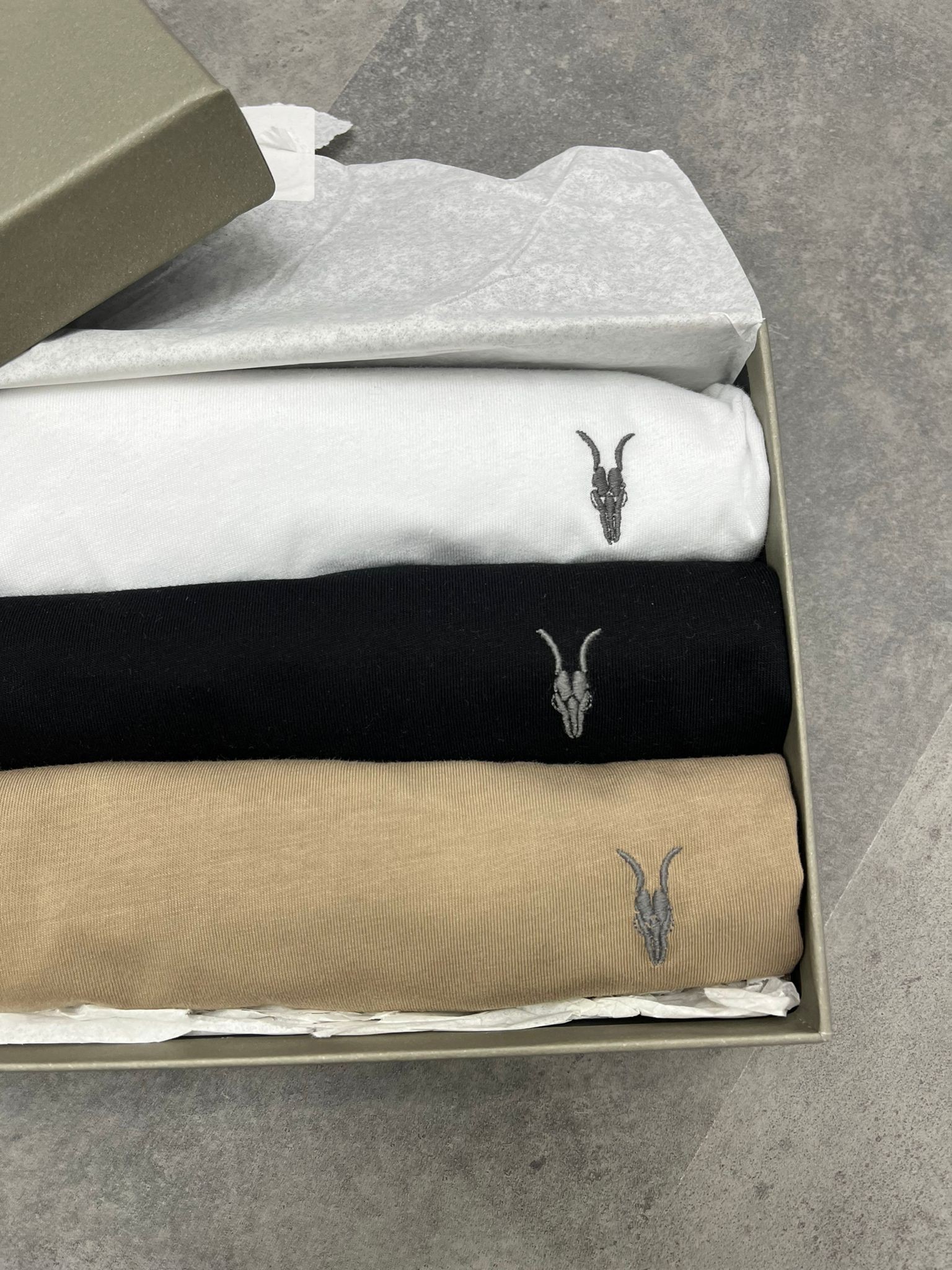 Özel Seri Kutulu 3 lü Basic Mini Logo (Bej-Beyaz-Siyah) T-shirt
