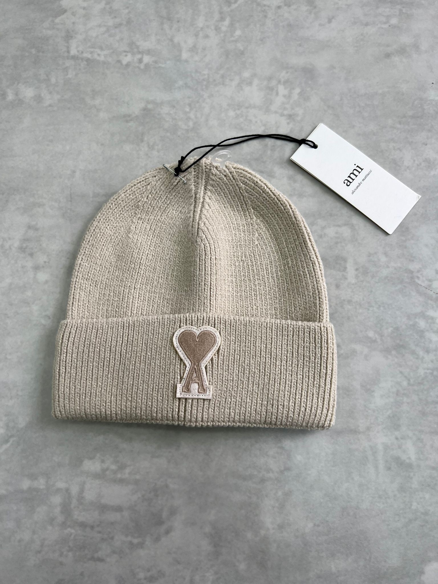 Limited Edition Classic Basic Yün Light Cream  Bere