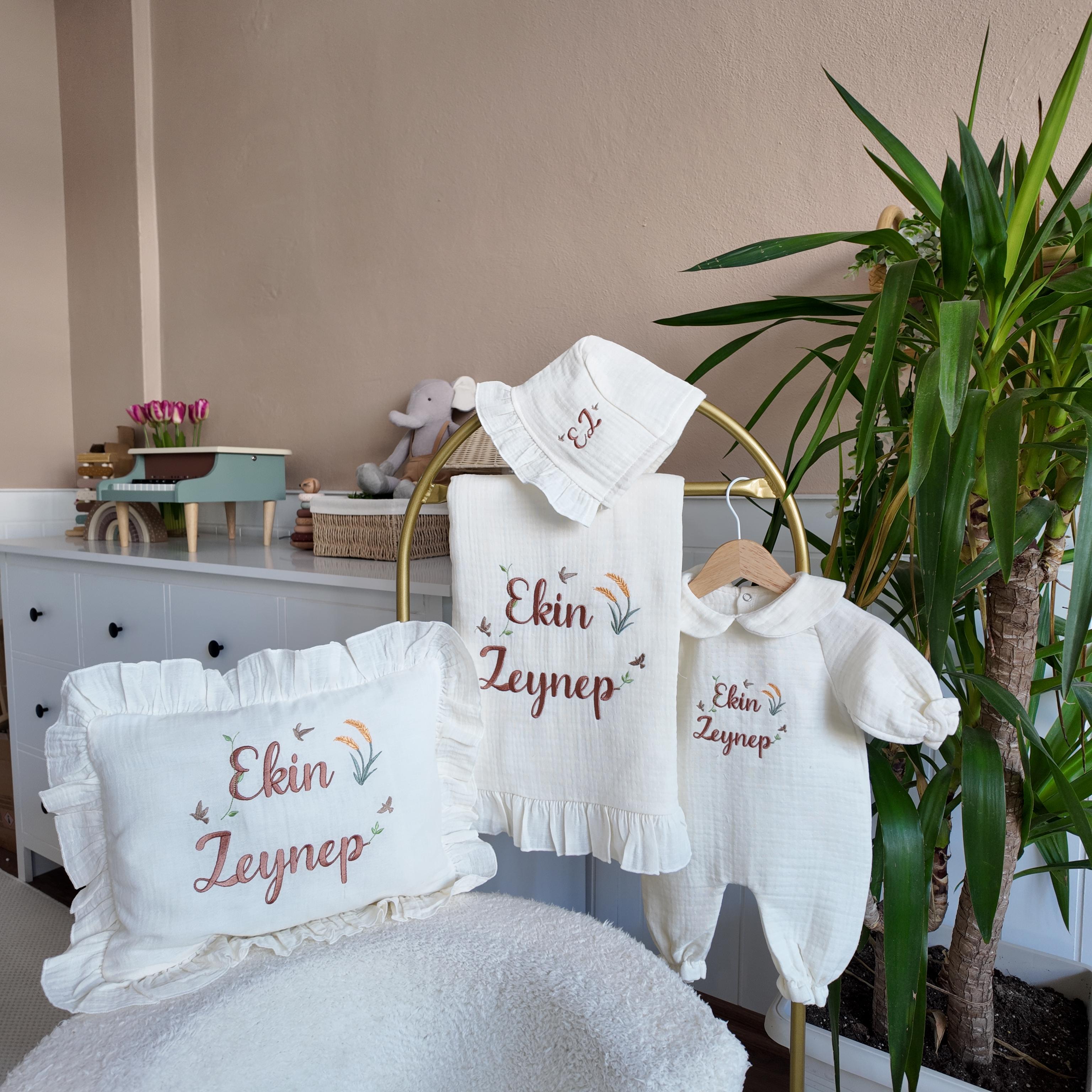 Bebe Yaka Tulum Şapka Fırfırlı Battaniye Fırfırlı Yastık (İçi Dolu) Müslin Set