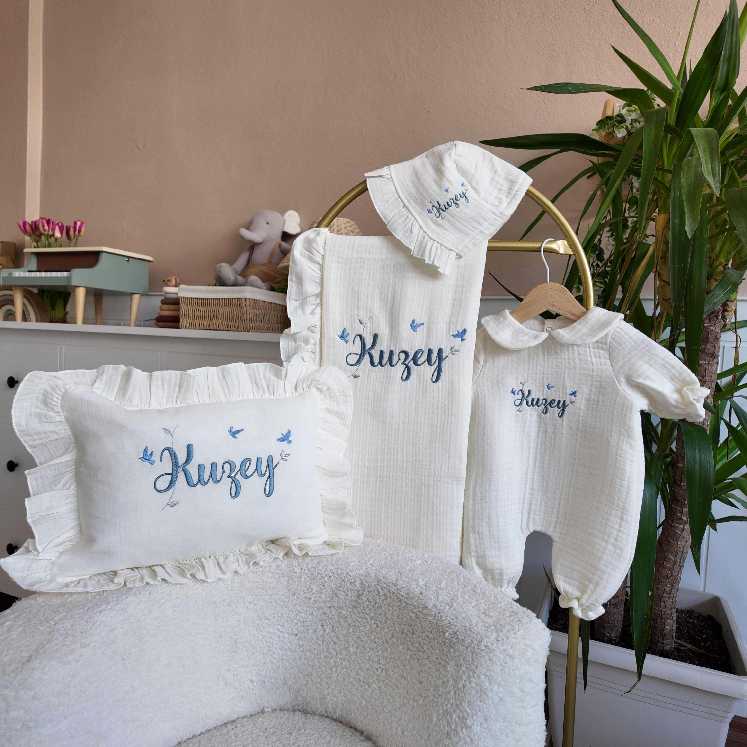 Bebe Yaka Tulum Şapka Fırfırlı Battaniye Fırfırlı Yastık (İçi Dolu) Müslin Set