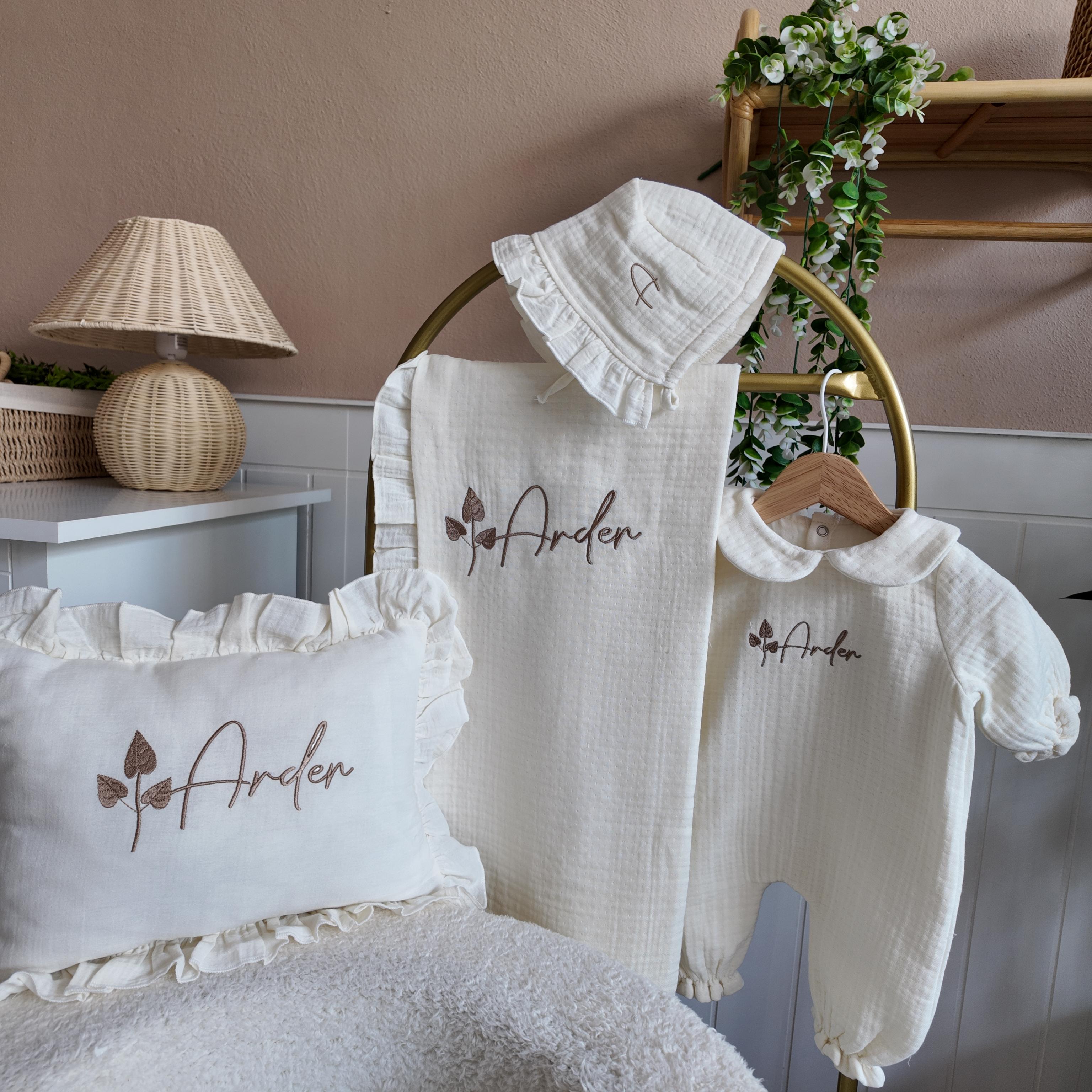 Bebe Yaka Tulum Şapka Fırfırlı Battaniye Fırfırlı Yastık (İçi Dolu) Müslin Set