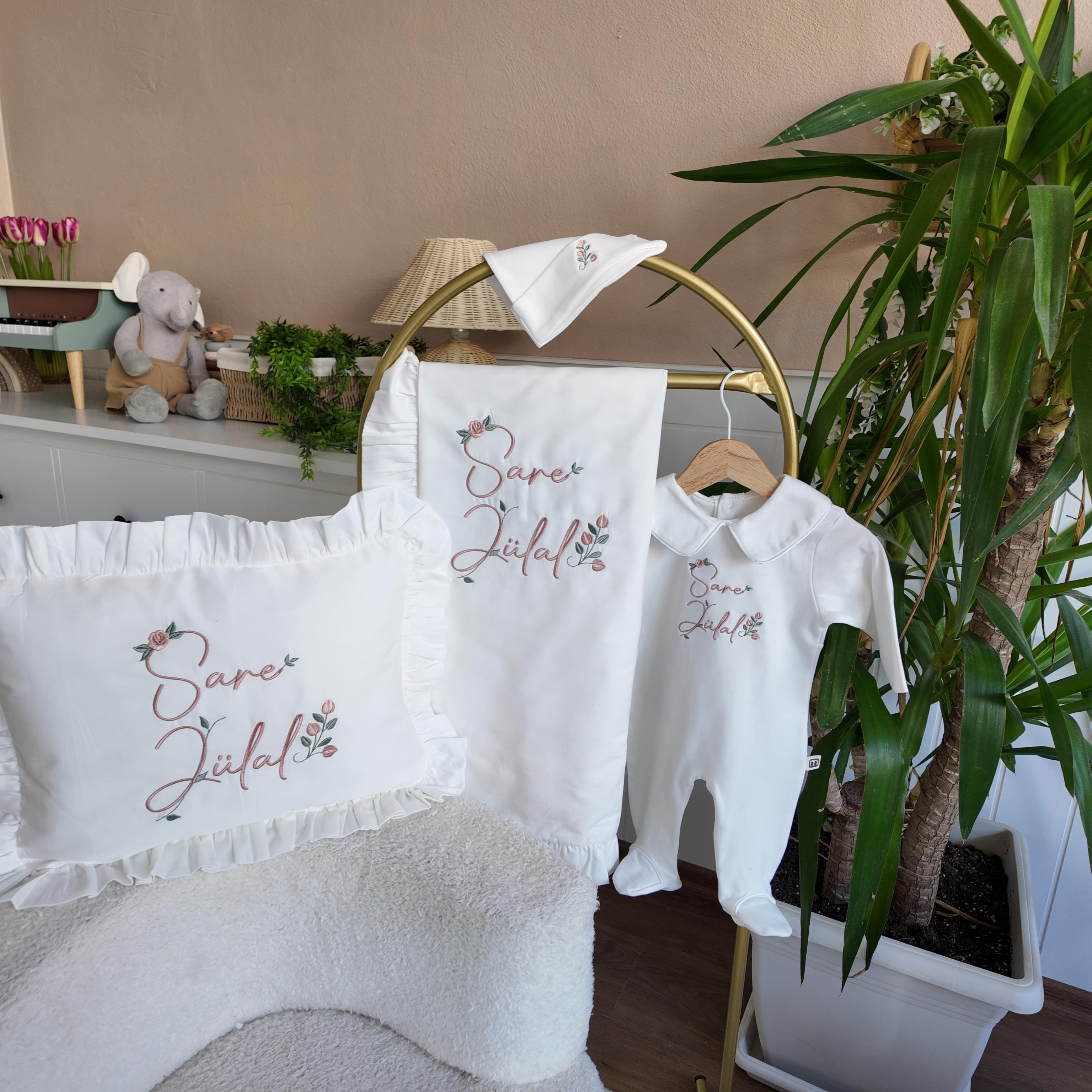 Saten Biyeli Penye & Pamuk Saten 4lü  Bebek Seti (Tulum, Şapka, Yastık(içi Dolgulu), Battaniye 