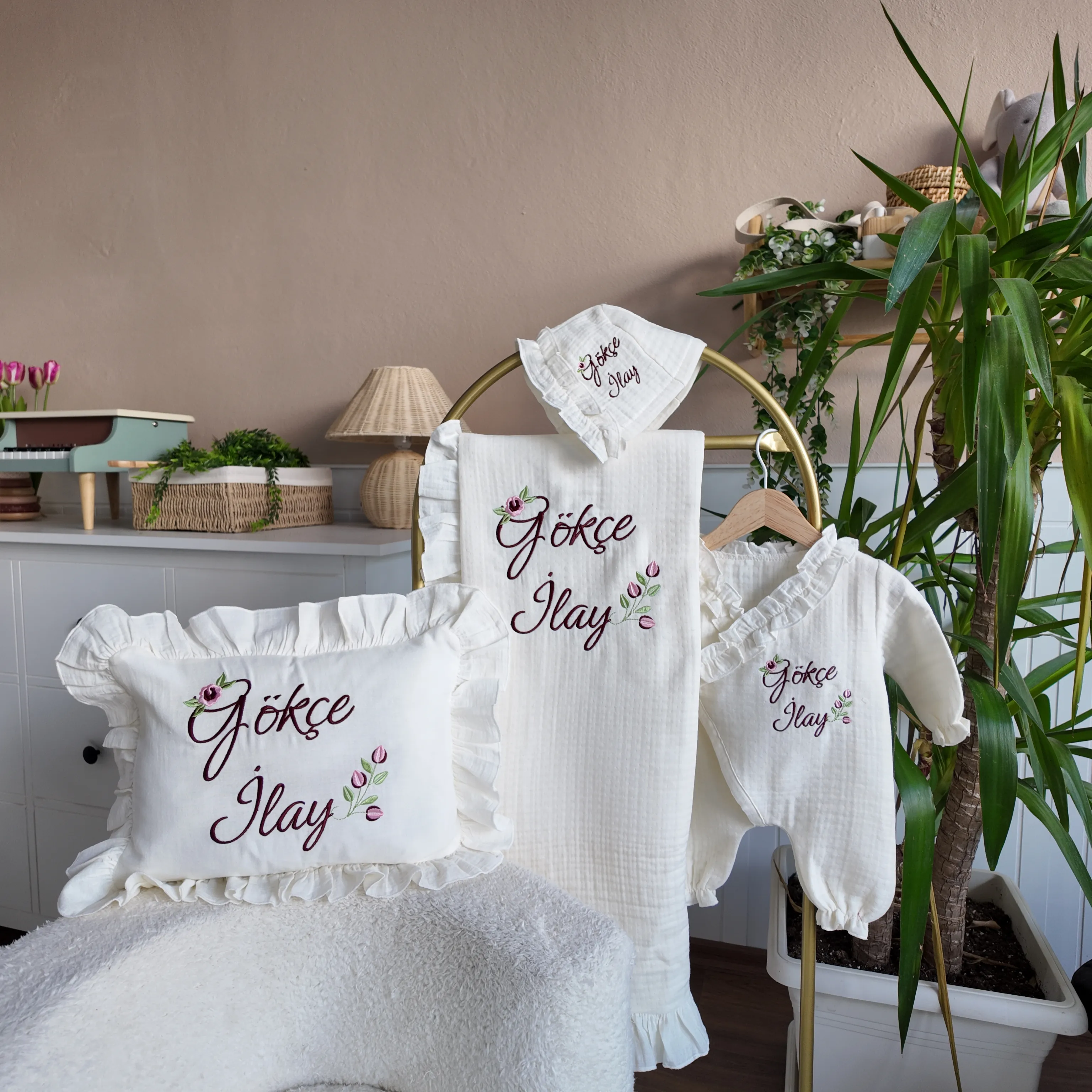 Fırfırlı Kruvaze Tulum Şapka Fırfırlı Battaniye Fırfırlı Yastık Müslin Set