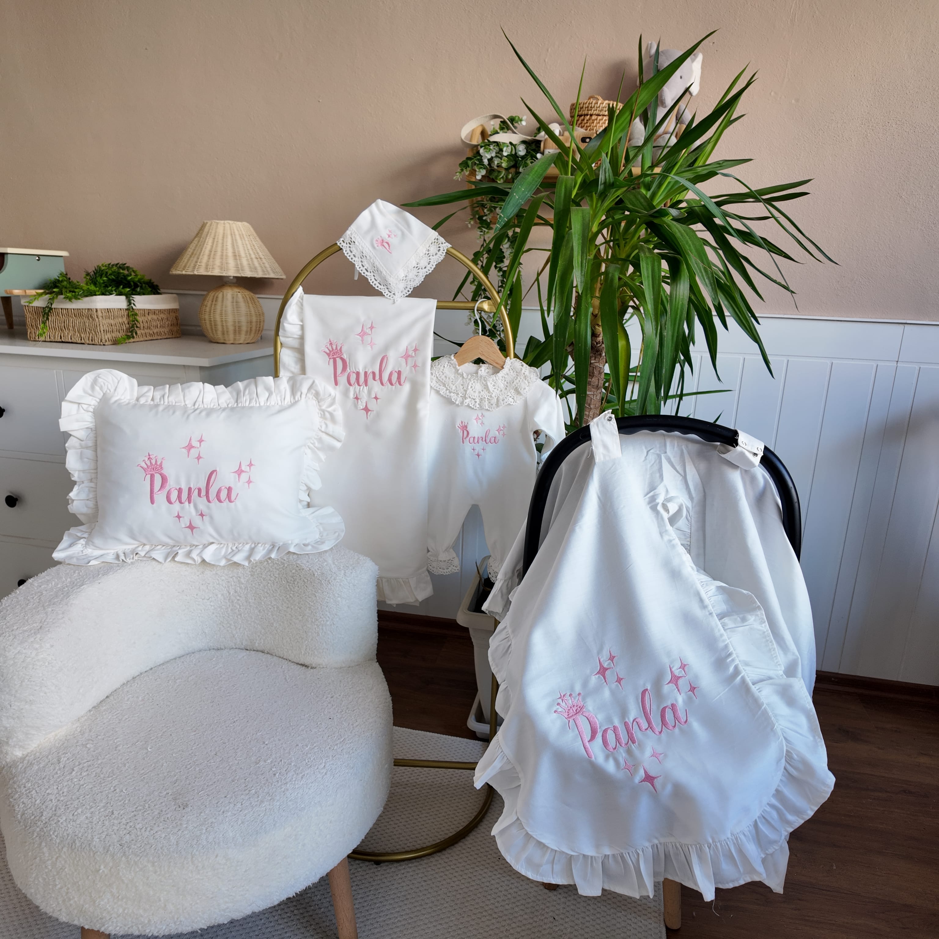 Dantel yaka beyaz tulum  Penye & Pamuk Saten 5’li Bebek Seti (Tulum, Şapka, Yastık(içi Dolgulu), Battaniye, Puset Örtüsü)