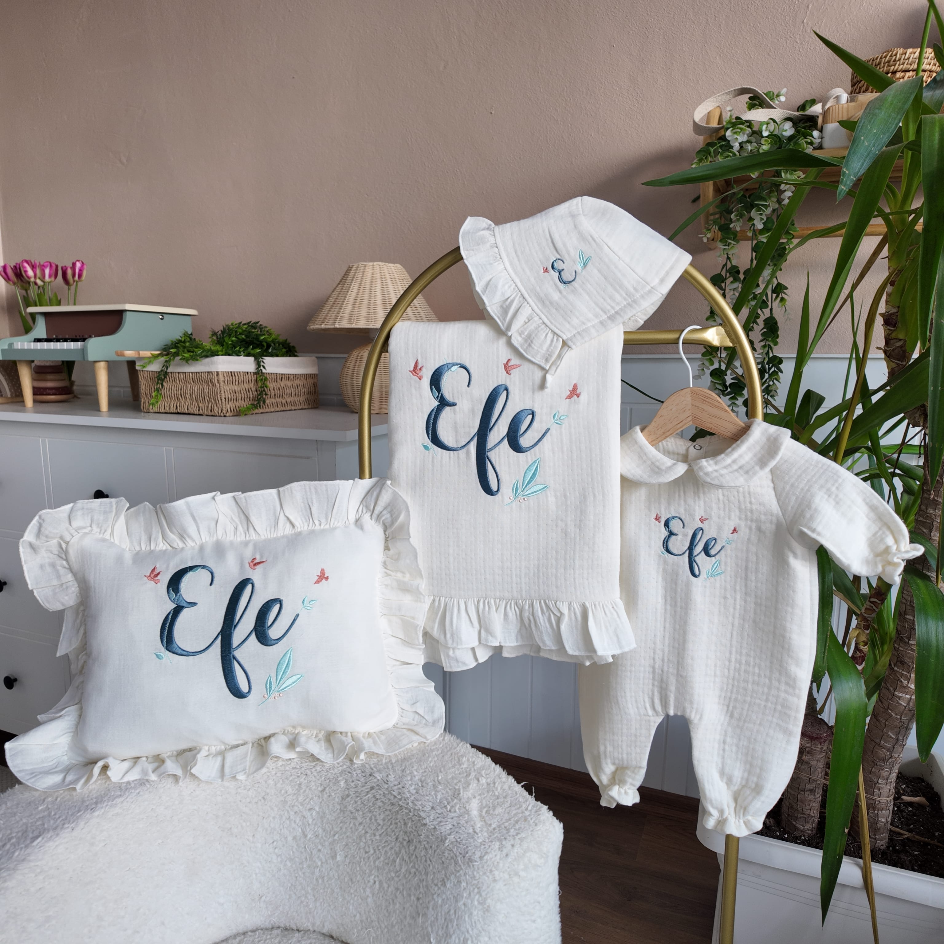 Bebe Yaka Tulum Şapka Fırfırlı Battaniye Fırfırlı Yastık (İçi Dolu) Müslin Set