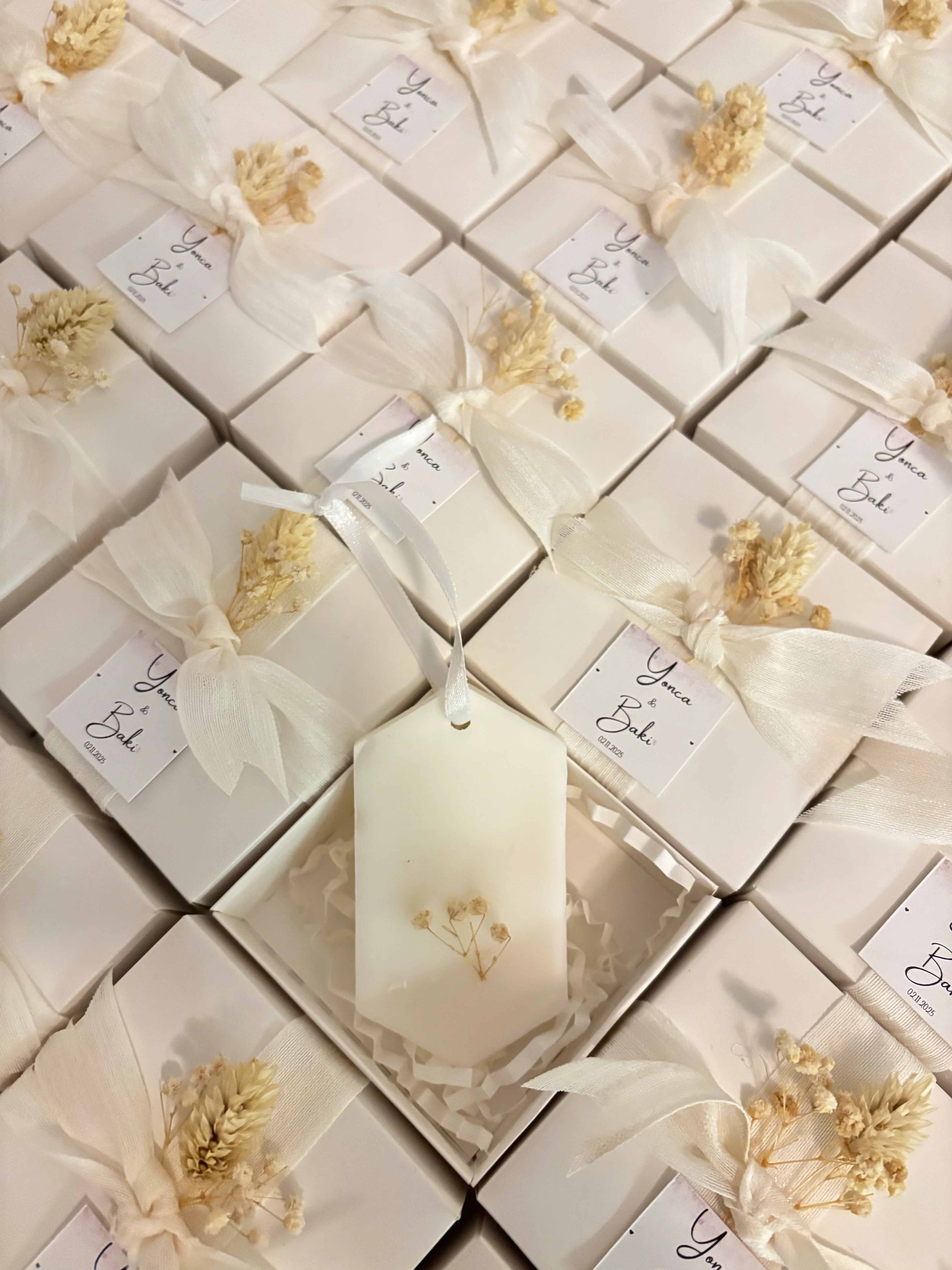 Beyaz Kutu ve Kurdeleli Kuru Çiçekli Mum Tableti