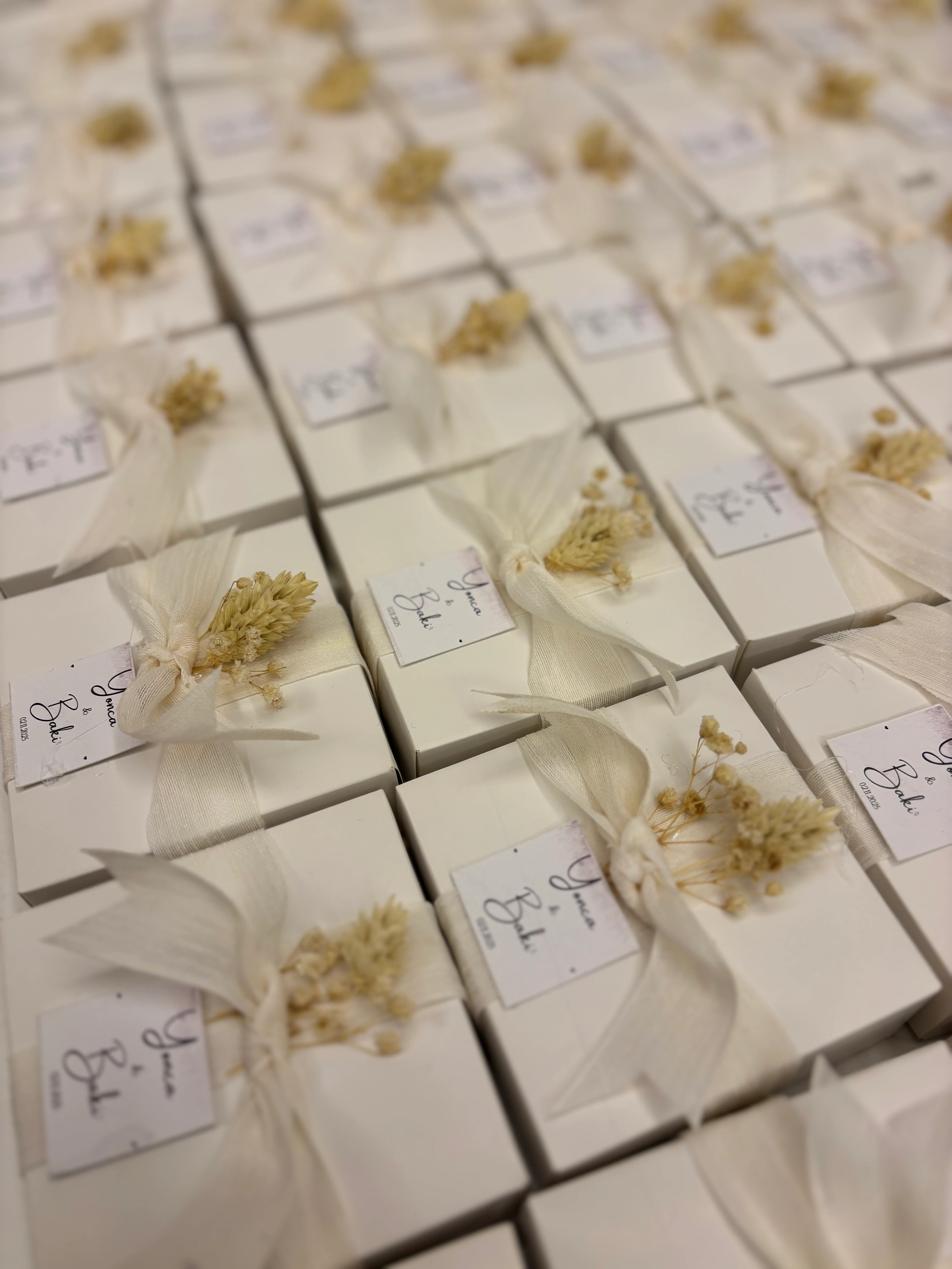 Beyaz Kutu ve Kurdeleli Kuru Çiçekli Mum Tableti