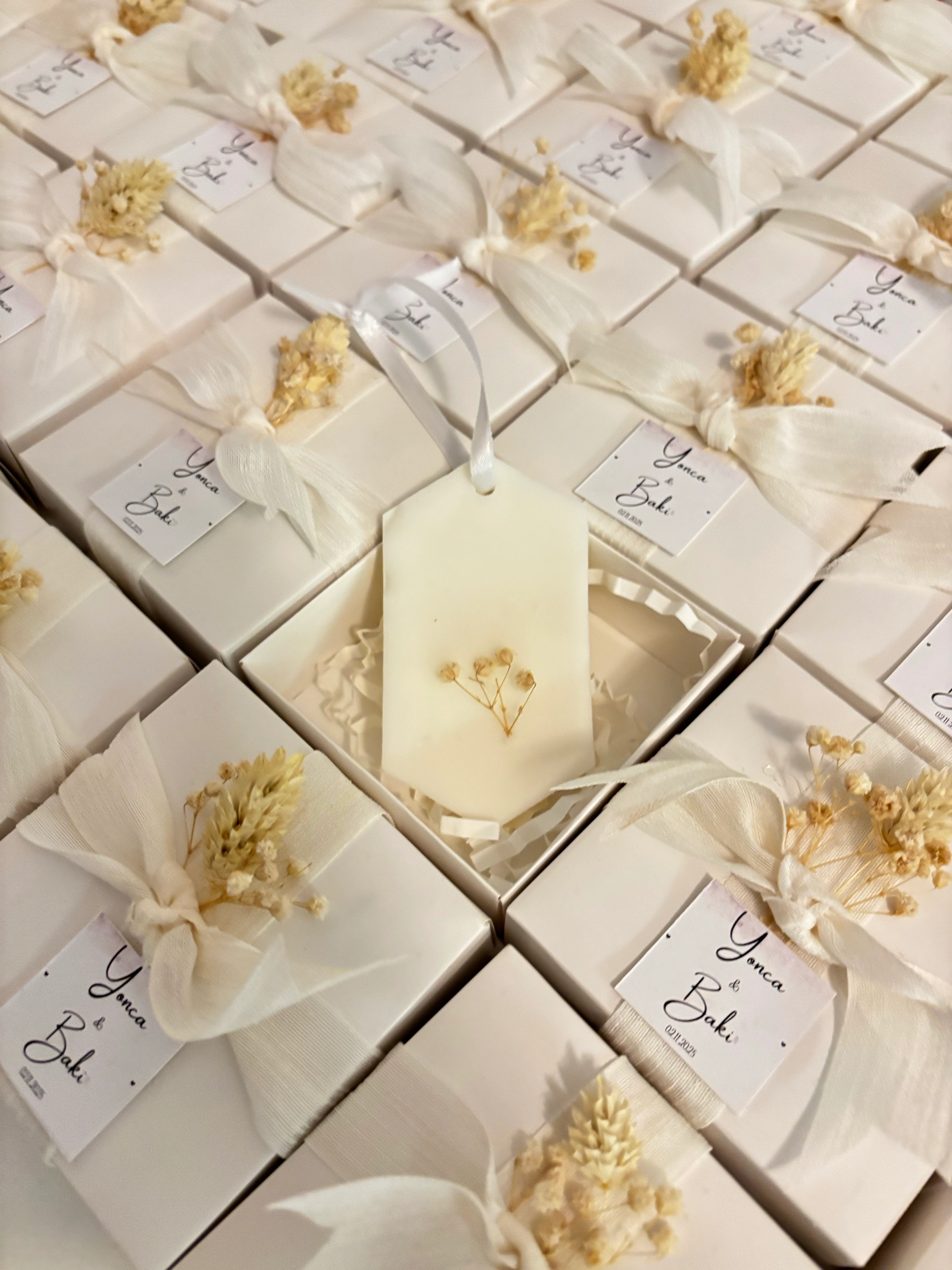 Beyaz Kutu ve Kurdeleli Kuru Çiçekli Mum Tableti